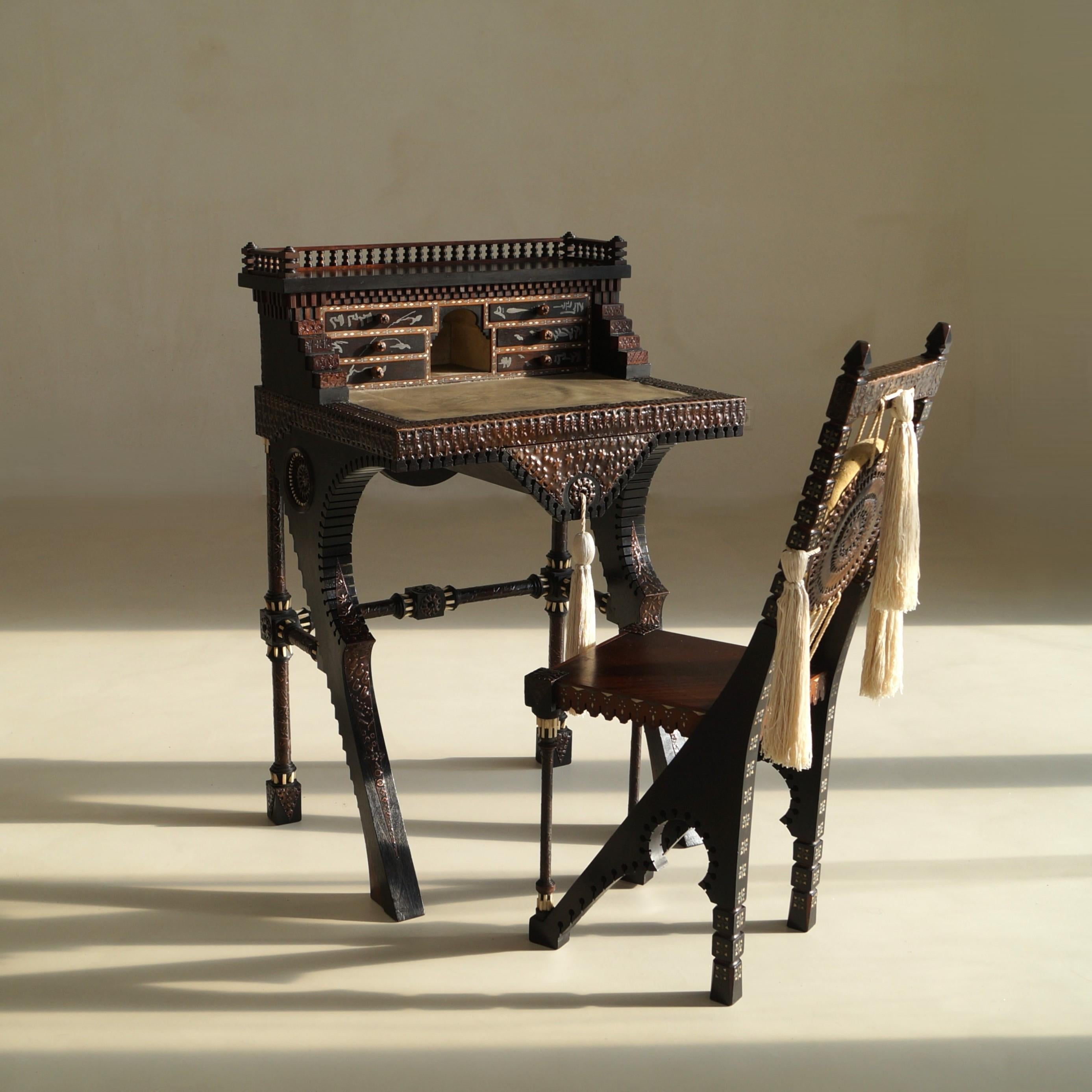 Hochverzierter Carlo Bugatti Schreibtisch und Stuhl, um 1910 (Italienisch) im Angebot