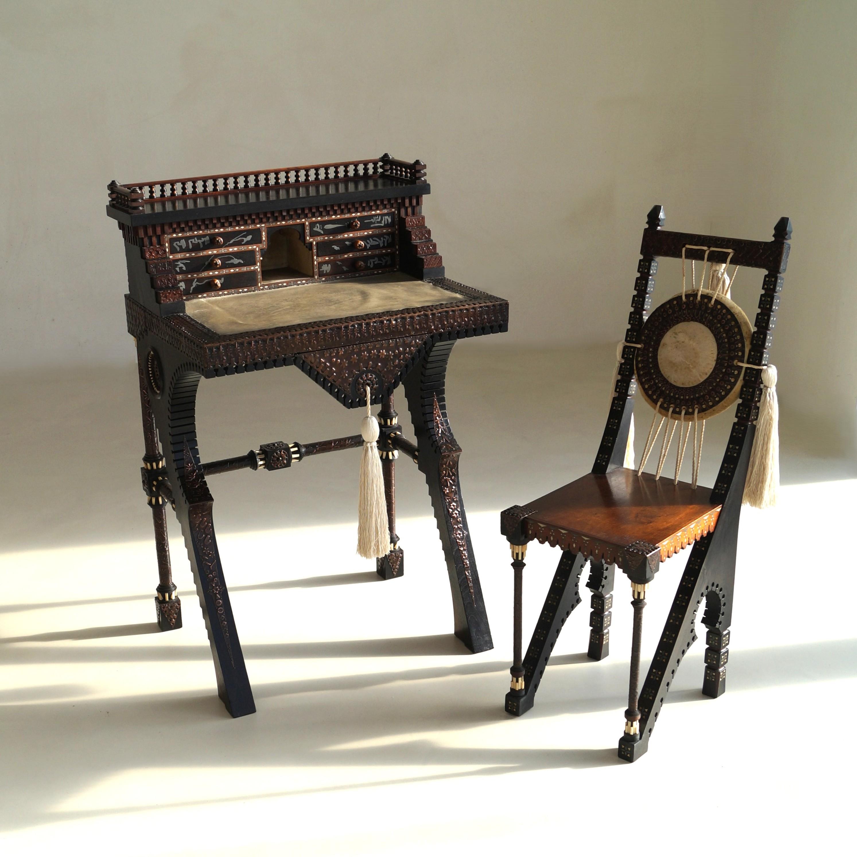 Hochverzierter Carlo Bugatti Schreibtisch und Stuhl, um 1910 (Ebonisiert) im Angebot