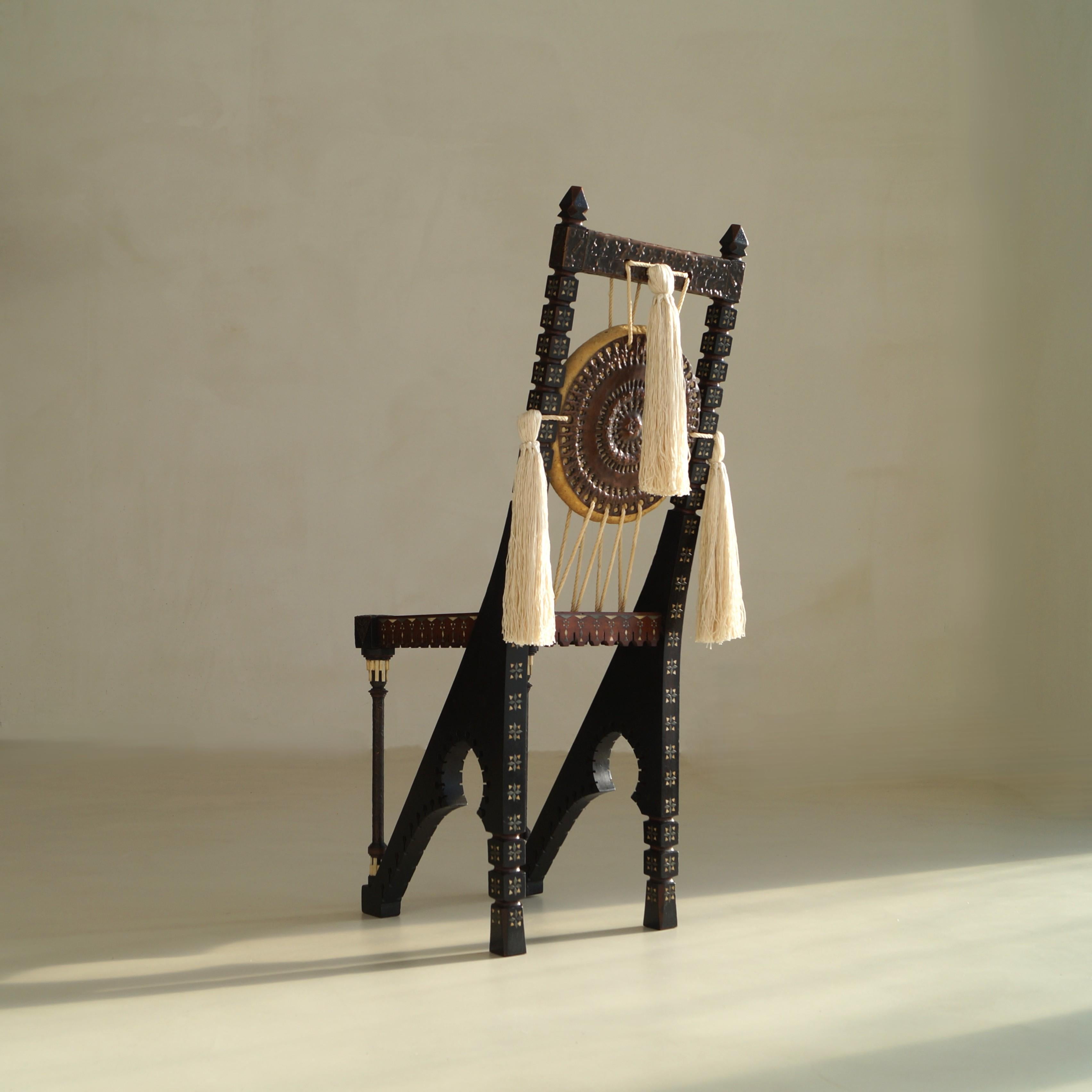 Hochverzierter Carlo Bugatti Schreibtisch und Stuhl, um 1910 (Kupfer) im Angebot