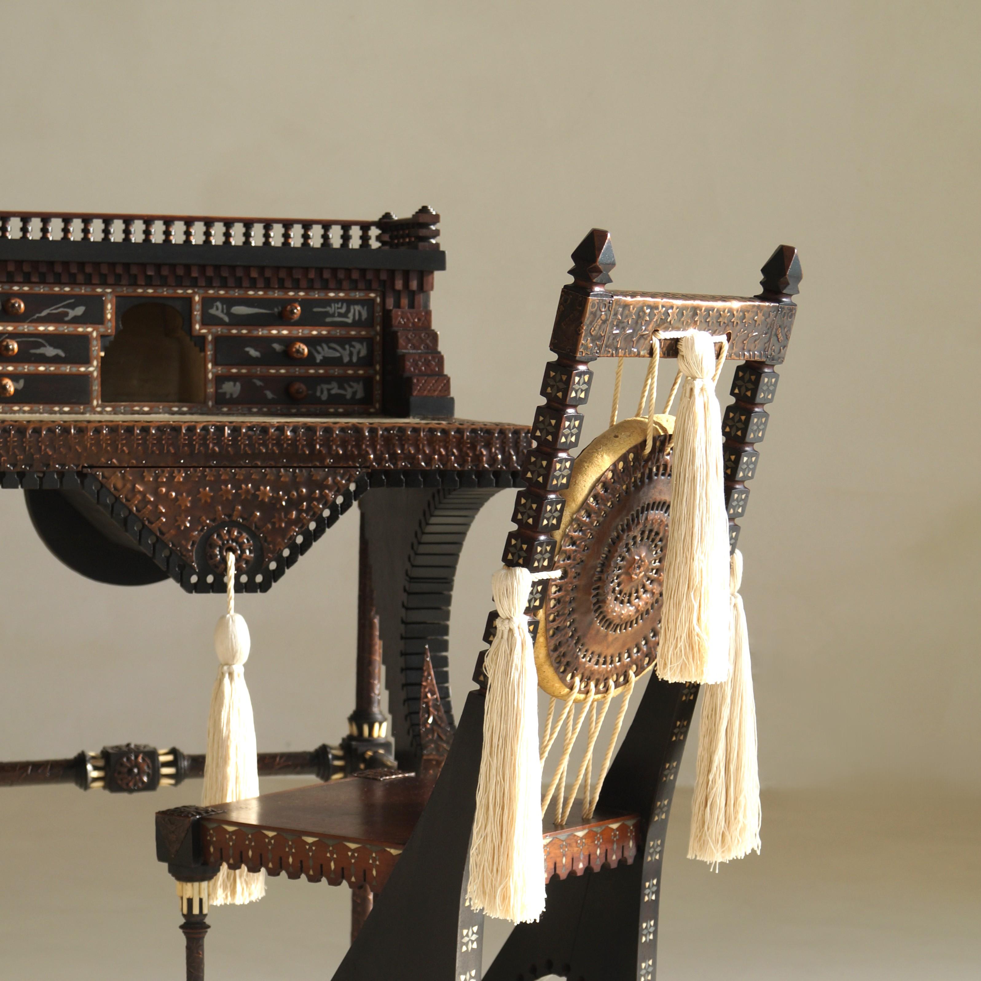 Hochverzierter Carlo Bugatti Schreibtisch und Stuhl, um 1910 im Angebot 1