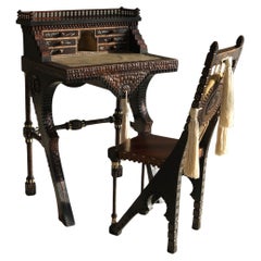 Set di scrivania e sedia Carlo Bugatti altamente ornamentale, 1910 ca.