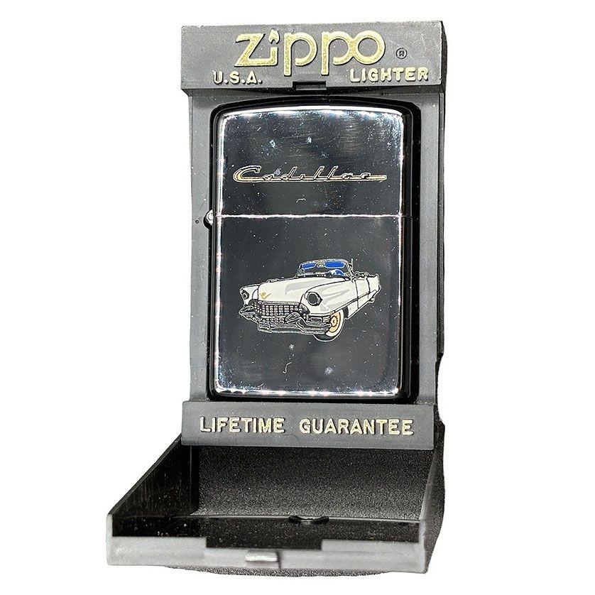 Gebrauchte Zippo Feuerzeug mit einem hochglanzpolierten Gehäuse mit einem 1955 Cadillac Emblem Design auf der Vorder-und Rückseite mit Display Case & Handbuch. Dies ist ein Zippo-Feuerzeug von 1990 mit dem klassischen Cadillac-Emblem von 1955. Das