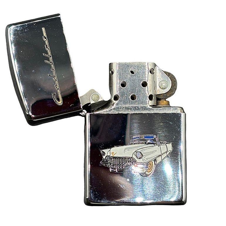 Hochglanzpoliertes emailliertes 1955 Cadillac H6 Zippo Feuerzeug in Originalverpackung (amerikanisch) im Angebot