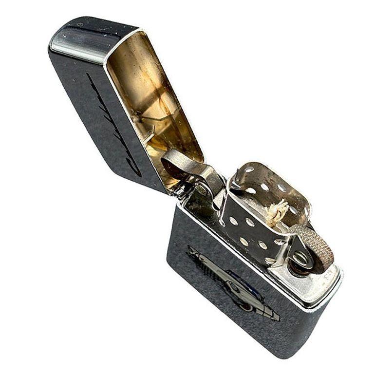 Hochglanzpoliertes emailliertes 1955 Cadillac H6 Zippo Feuerzeug in Originalverpackung im Zustand „Hervorragend“ im Angebot in Van Nuys, CA