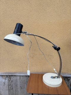 Äußerst seltene italienische Schreibtischlampe aus der Space-Age-Ära von Harvey Guzzini – 1970