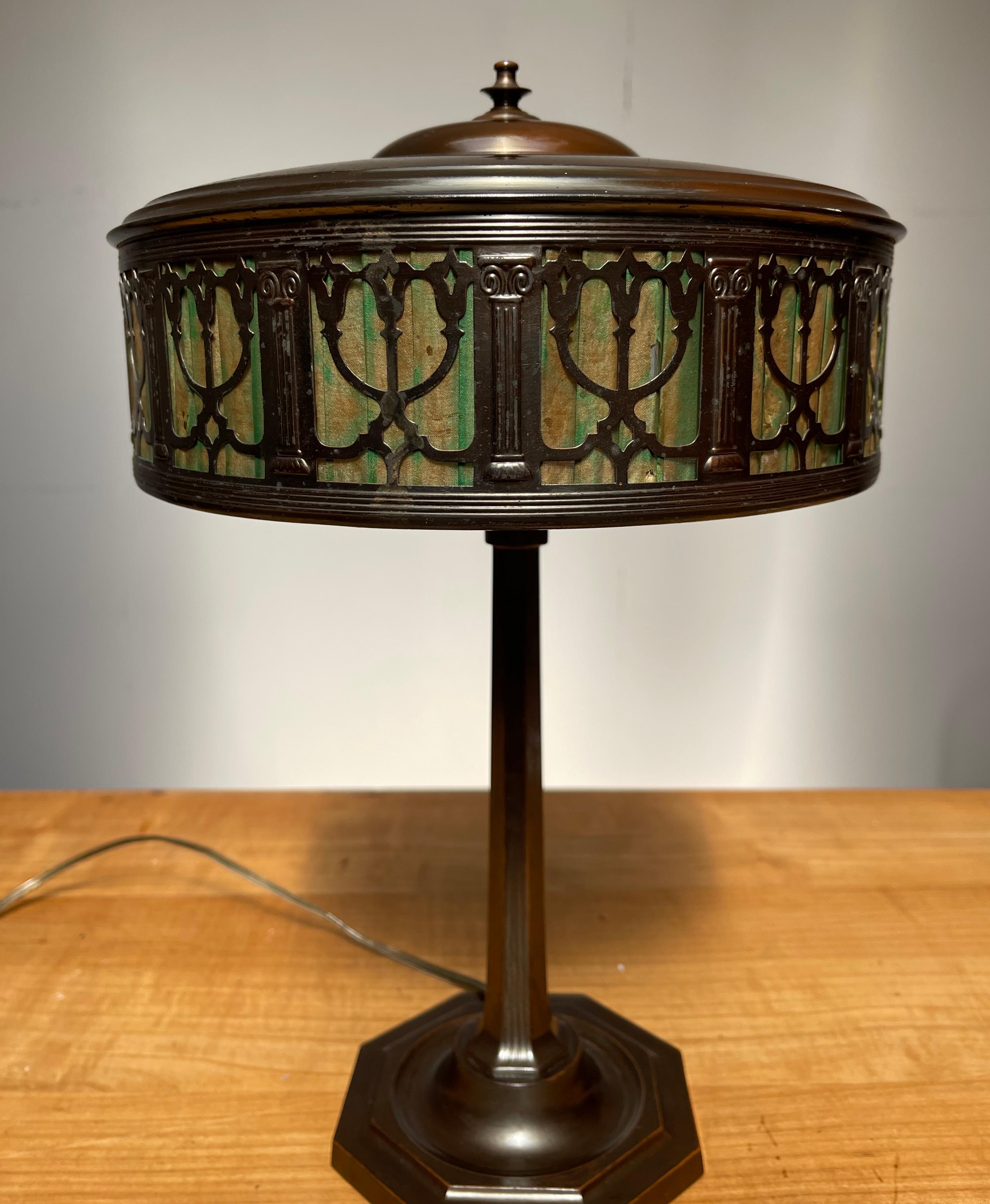 Wonderful fine lamp for a desk or sidetable.

This German table lamp is from circa 1910-1920 and its stylish and timeless design will look beautiful in all kinds of interiors. Known for their quality and durability, German designs and products