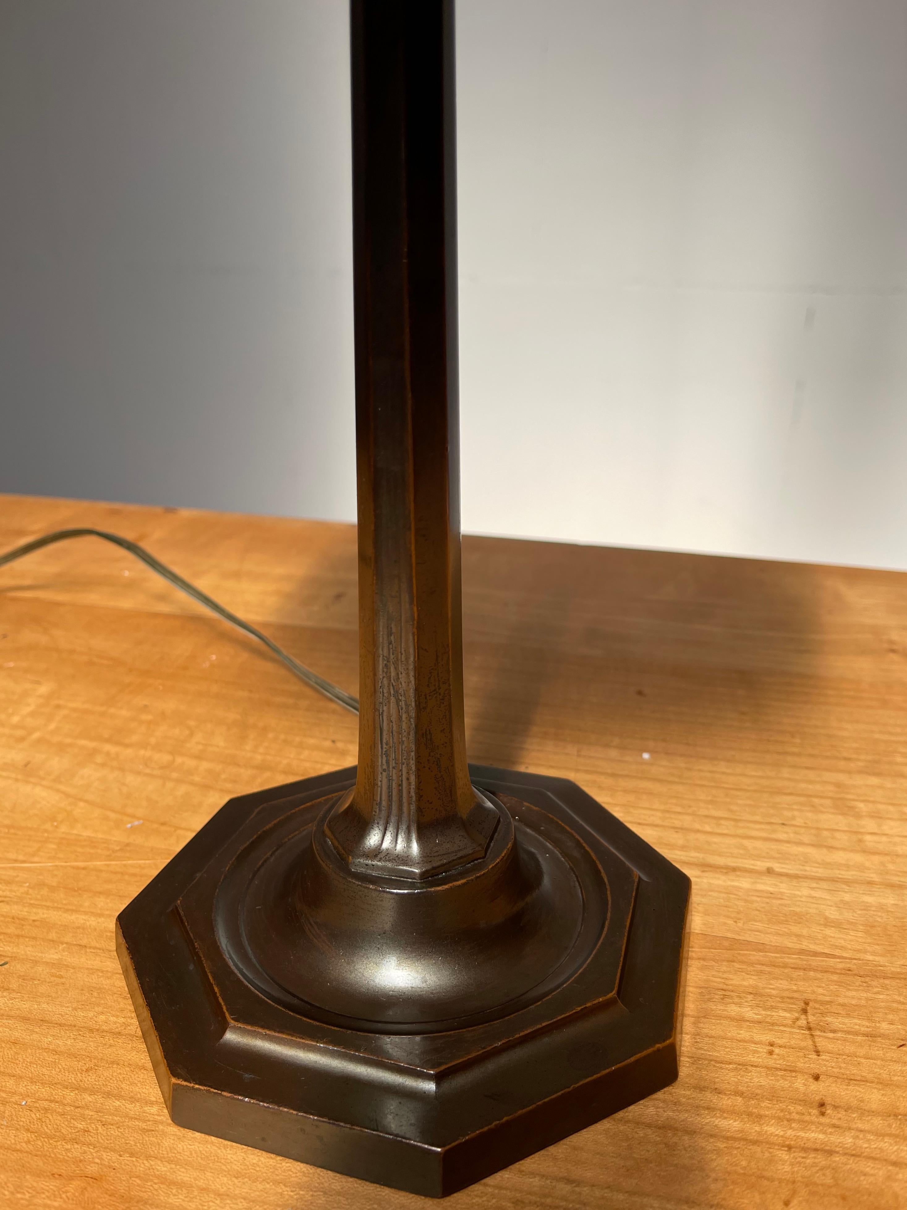 Highly Stylish and Timeless Design Arts and Crafts Era Bronze Table or Desk Lamp In Good Condition In Lisse, NL