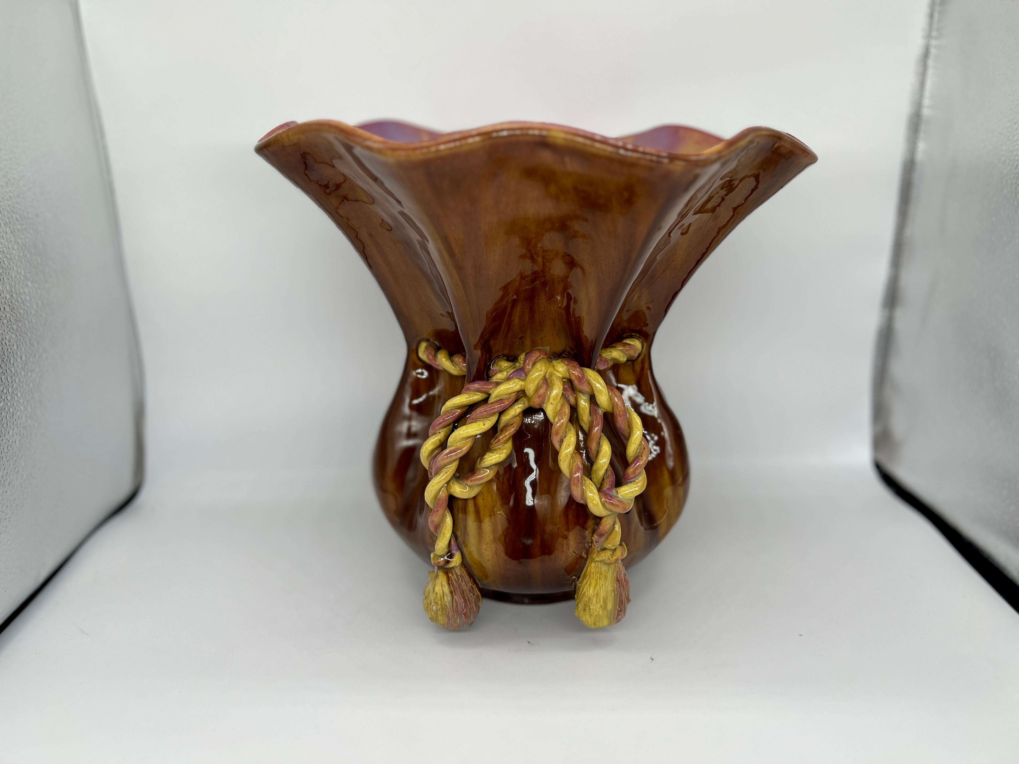 Aubagne Frankreich, Anfang des 20. Jahrhunderts.

Eine sehr ungewöhnliche französische Keramik mit einer schönen braunen Glasur außen und einer polychromen Glasur innen. Die Vase oder Jardiniere weist ein lebensechtes, geflochtenes Seil auf, das um