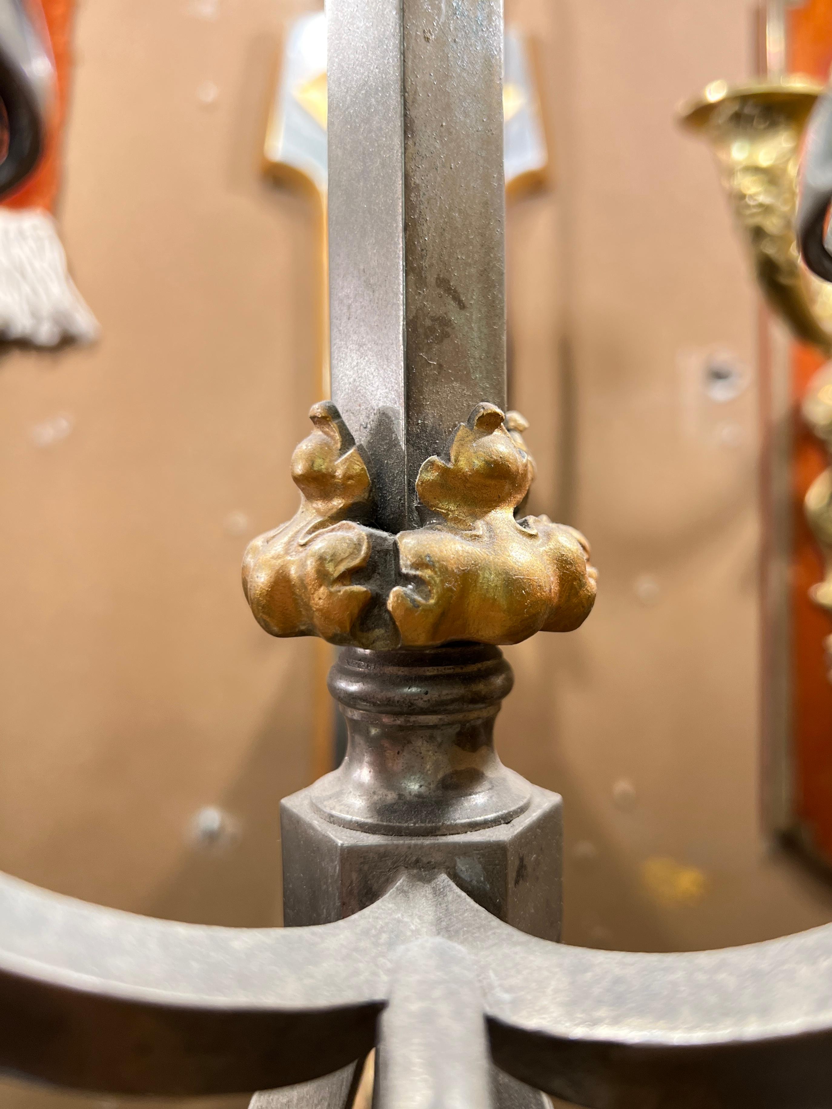 Coppia di grandi lampade a 5 luci in stile gotico francese in acciaio e bronzo dorato in vendita 9