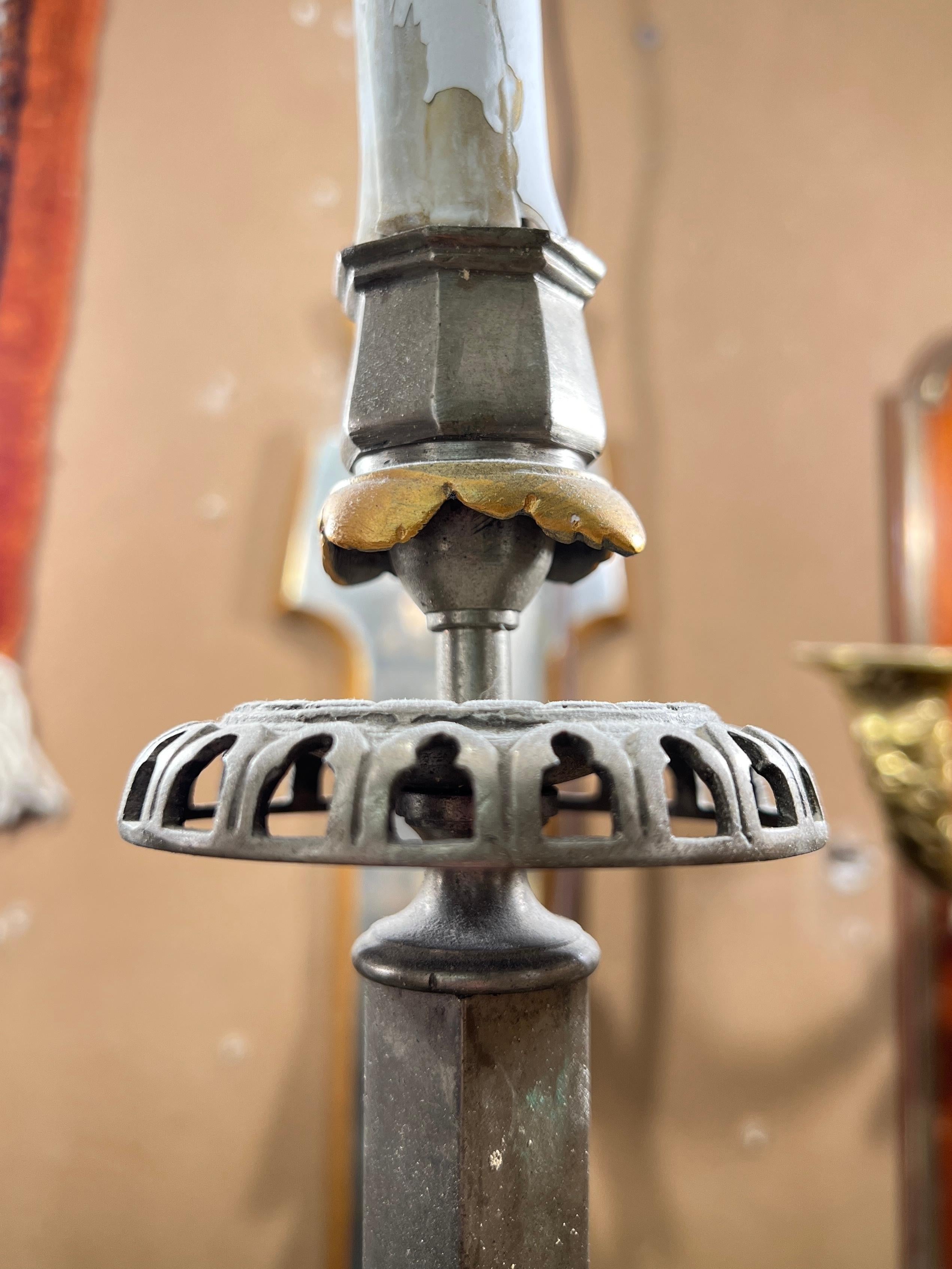 Coppia di grandi lampade a 5 luci in stile gotico francese in acciaio e bronzo dorato in vendita 10