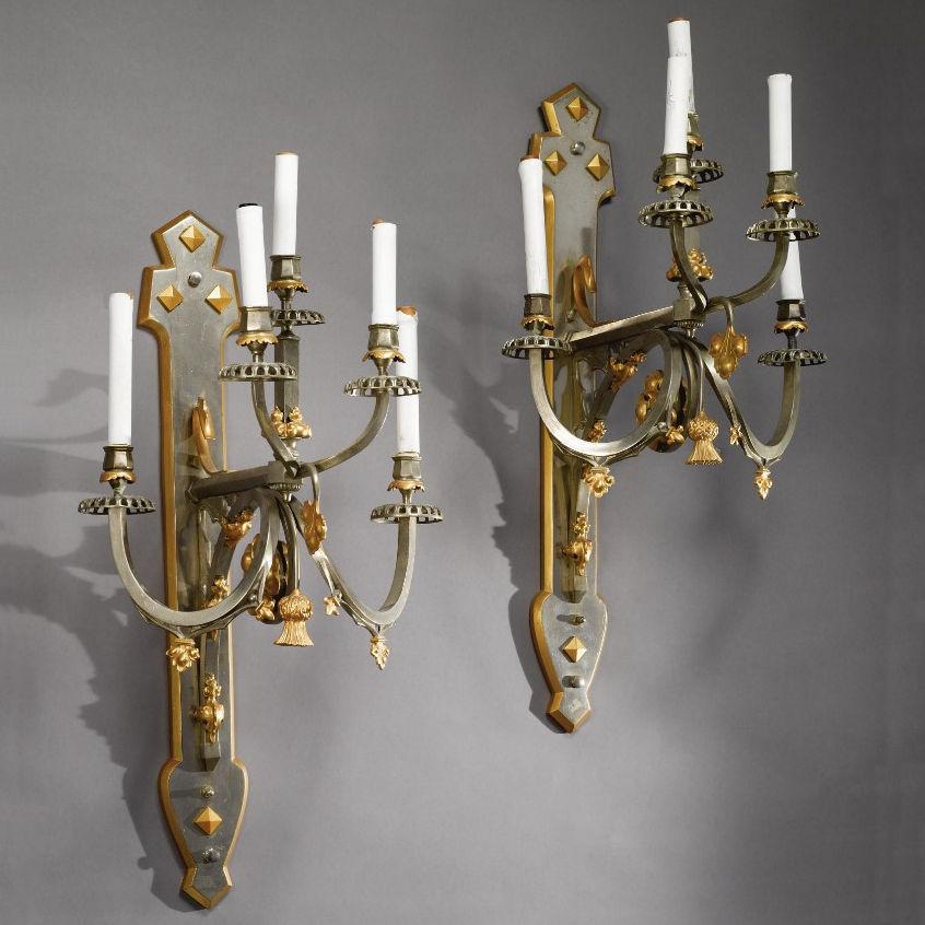 Favolosa coppia di grandi appliques a 5 luci in stile gotico francese (inizio del XX secolo) in acciaio dorato e lucido che misurano 31 x 15 x 16 pollici, con prese a candelabro, copricandele in plastica bianca e cablaggio, pronte per l'uso.