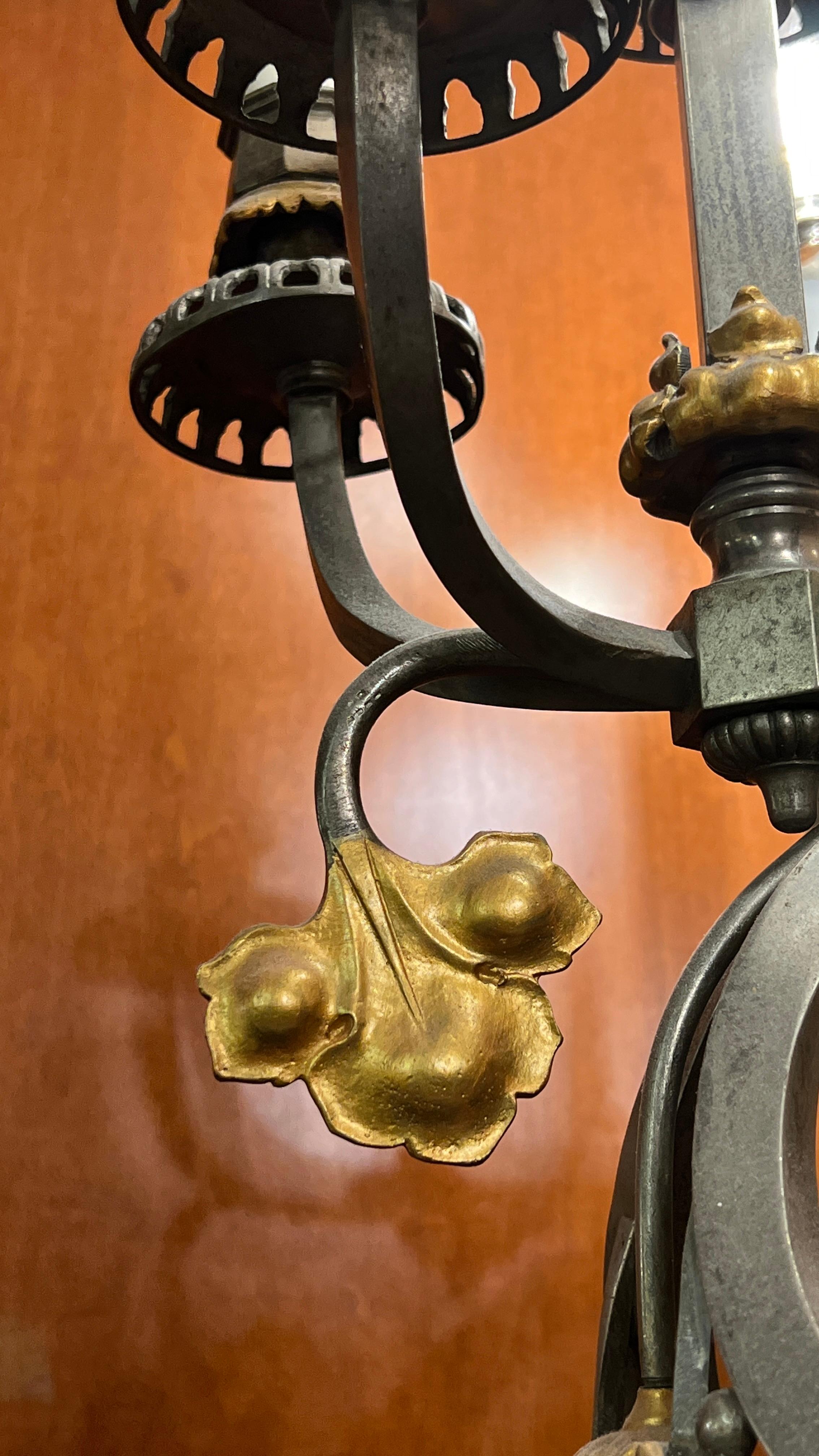 XX secolo Coppia di grandi lampade a 5 luci in stile gotico francese in acciaio e bronzo dorato in vendita