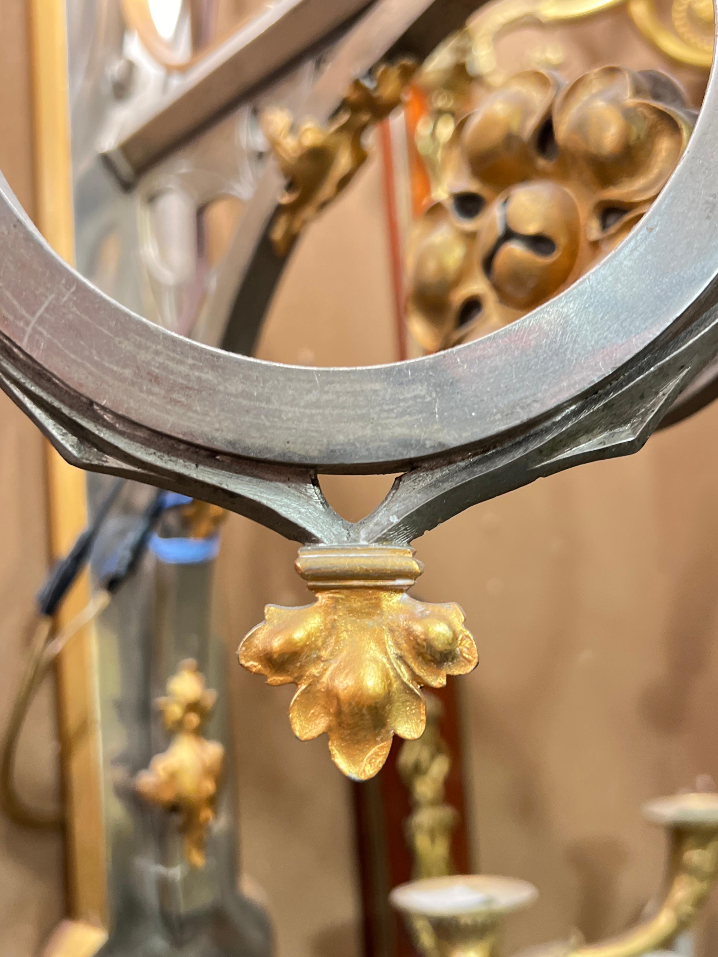 Similoro Coppia di grandi lampade a 5 luci in stile gotico francese in acciaio e bronzo dorato in vendita