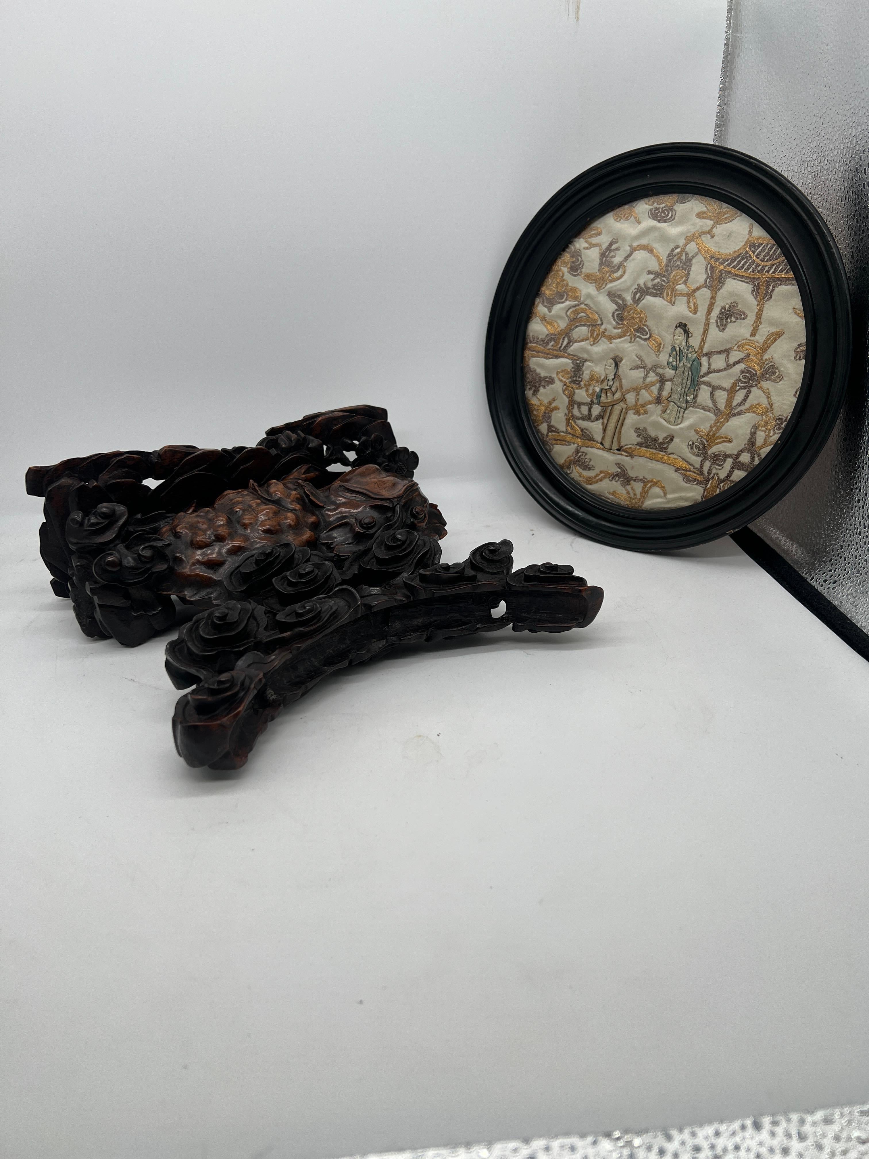 Highly Unusual Qing Dynasty Chinese Carved Toad & Gold Thread Table Screen For Sale 5