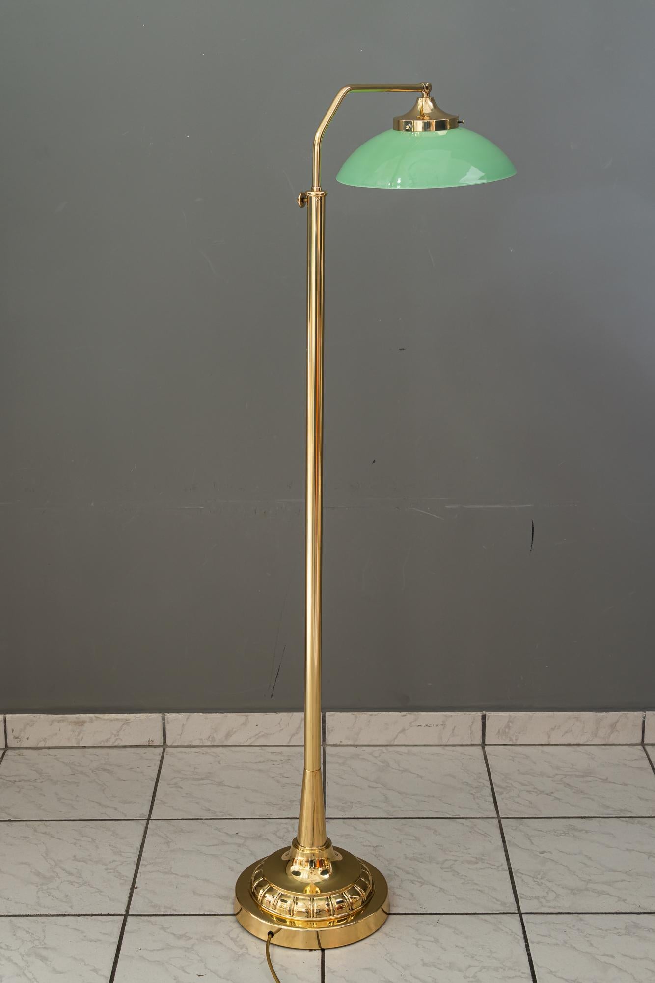 Lámpara de pie art decó regulable en altura y sviweling con cristal opal original viena hacia 1920
Latón pulido y esmaltado al horno
Altura regulable de 142 cm a 160 cm