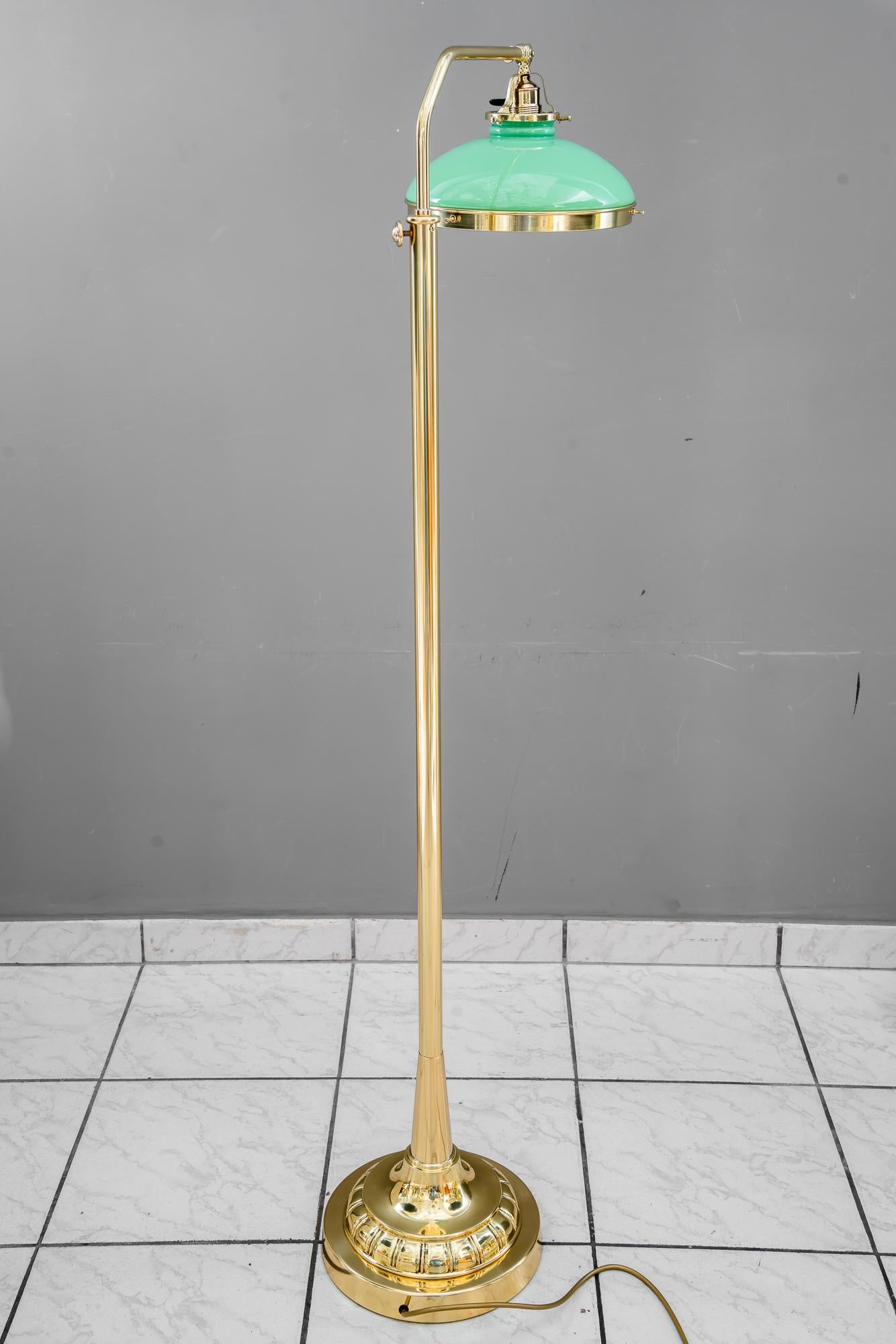 Lampadaire art déco ajustable et sviweling vienne vers 1920
Laiton poli et émaillé au four
Hauteur réglable de 138cm à 163cm
Abat-jour original en verre opale vert