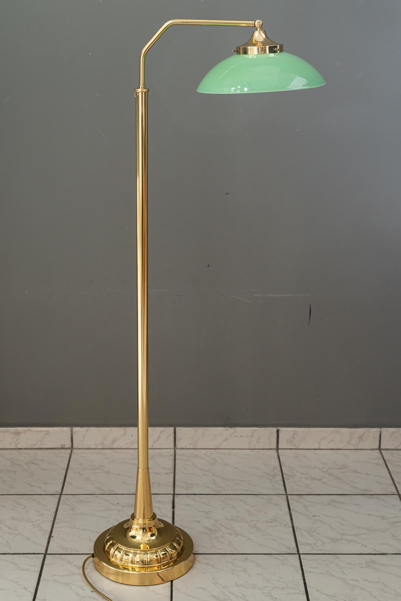 Lámpara de pie art decó viena alrededor de 1920 regulable en altura y sviweling Art Decó en venta