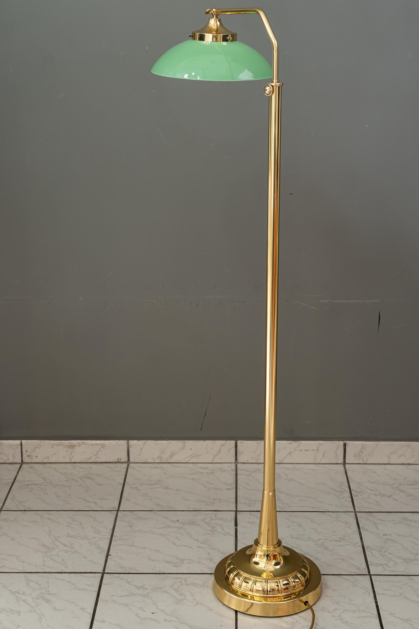 Lámpara de pie art decó viena alrededor de 1920 regulable en altura y sviweling Austríaco en venta