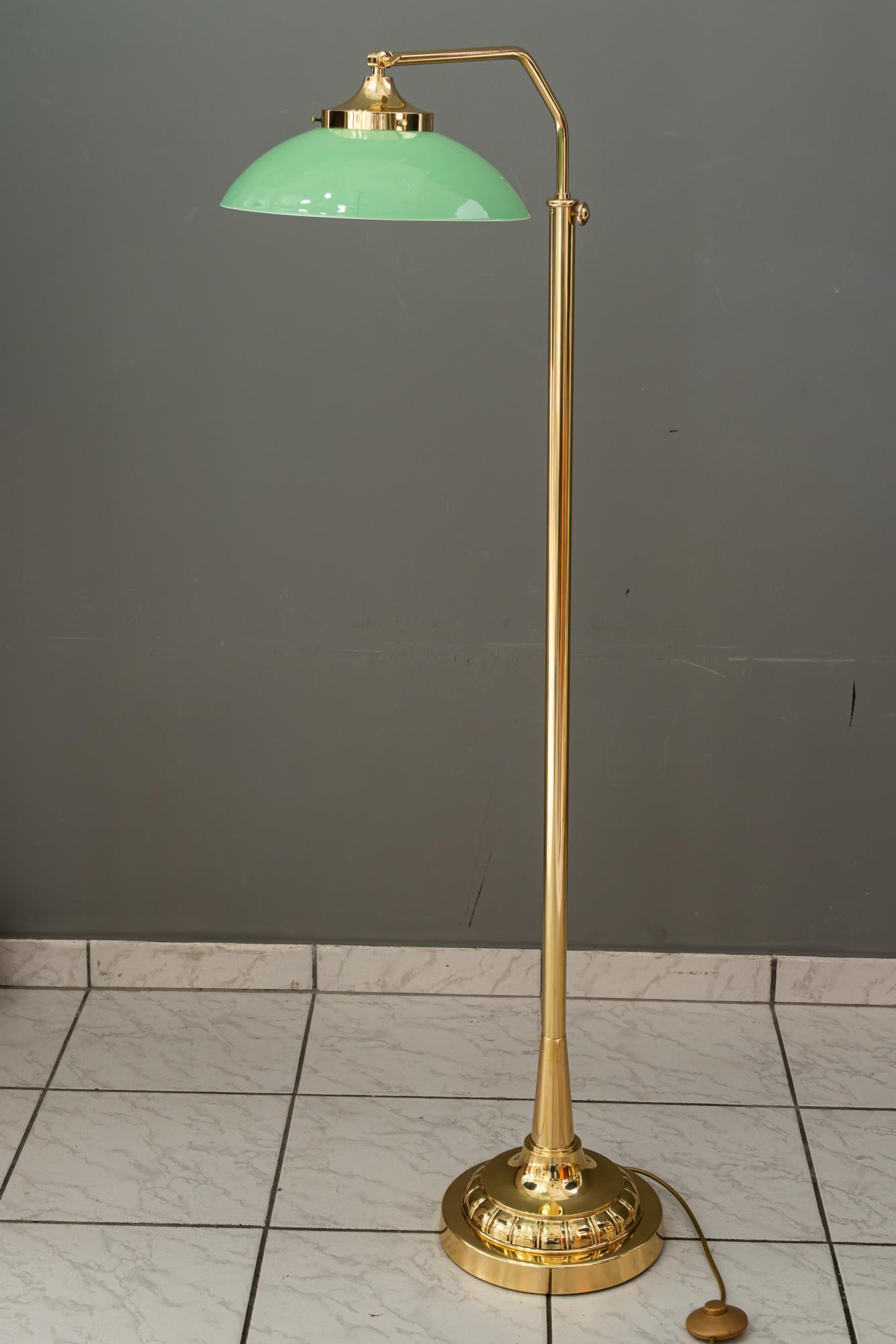 Lámpara de pie art decó viena alrededor de 1920 regulable en altura y sviweling Lacado en venta