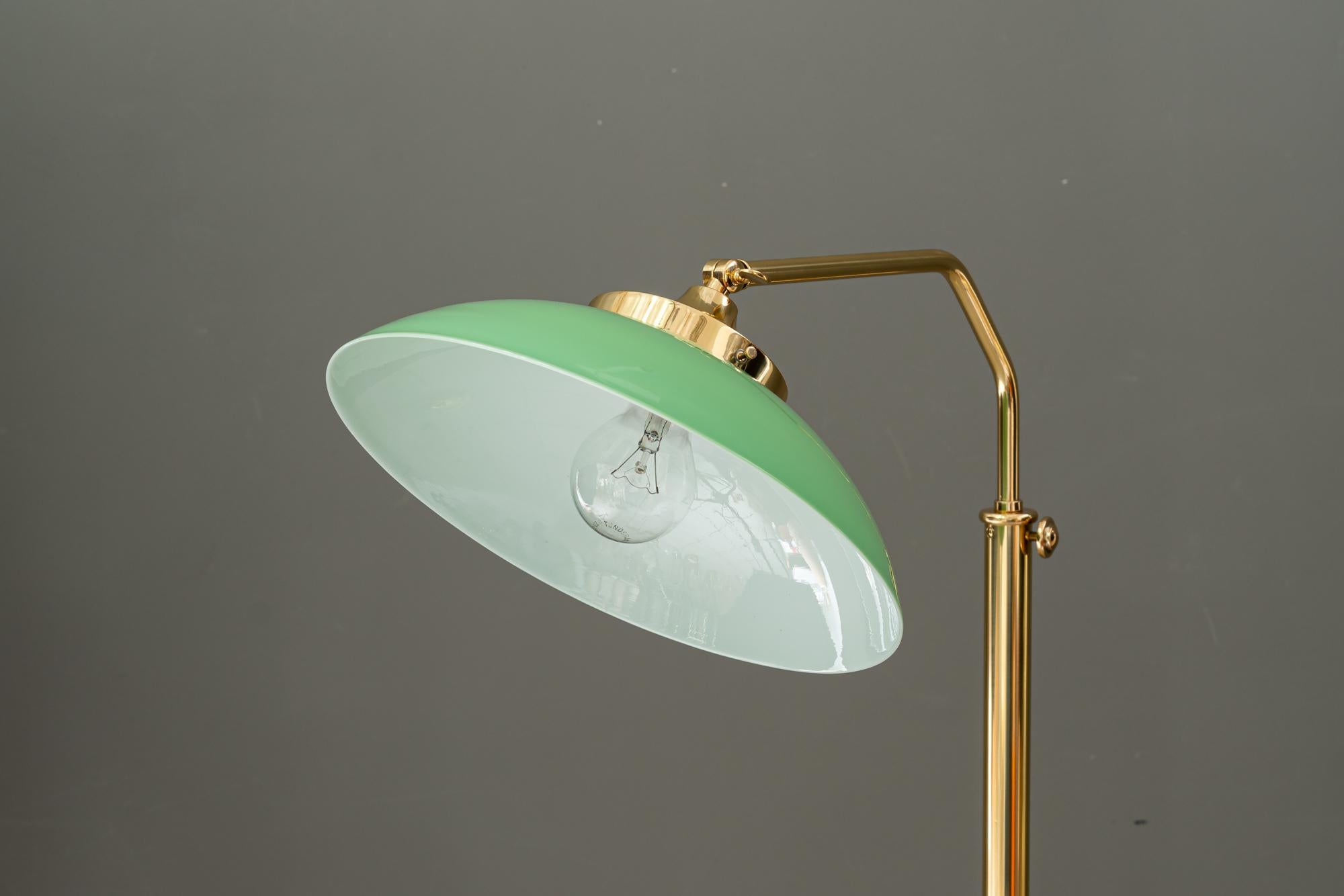 Lámpara de pie art decó viena alrededor de 1920 regulable en altura y sviweling Latón en venta