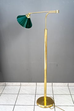 Lámpara de pie regulable en altura y orientable con cristal opal viena hacia 1920