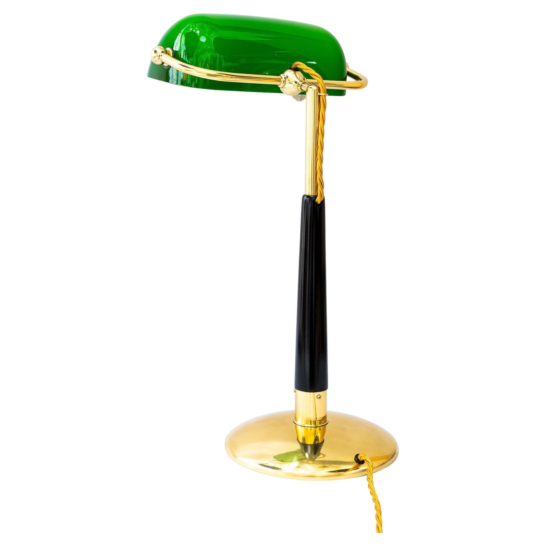 Why do banker’s lamps have green shades?