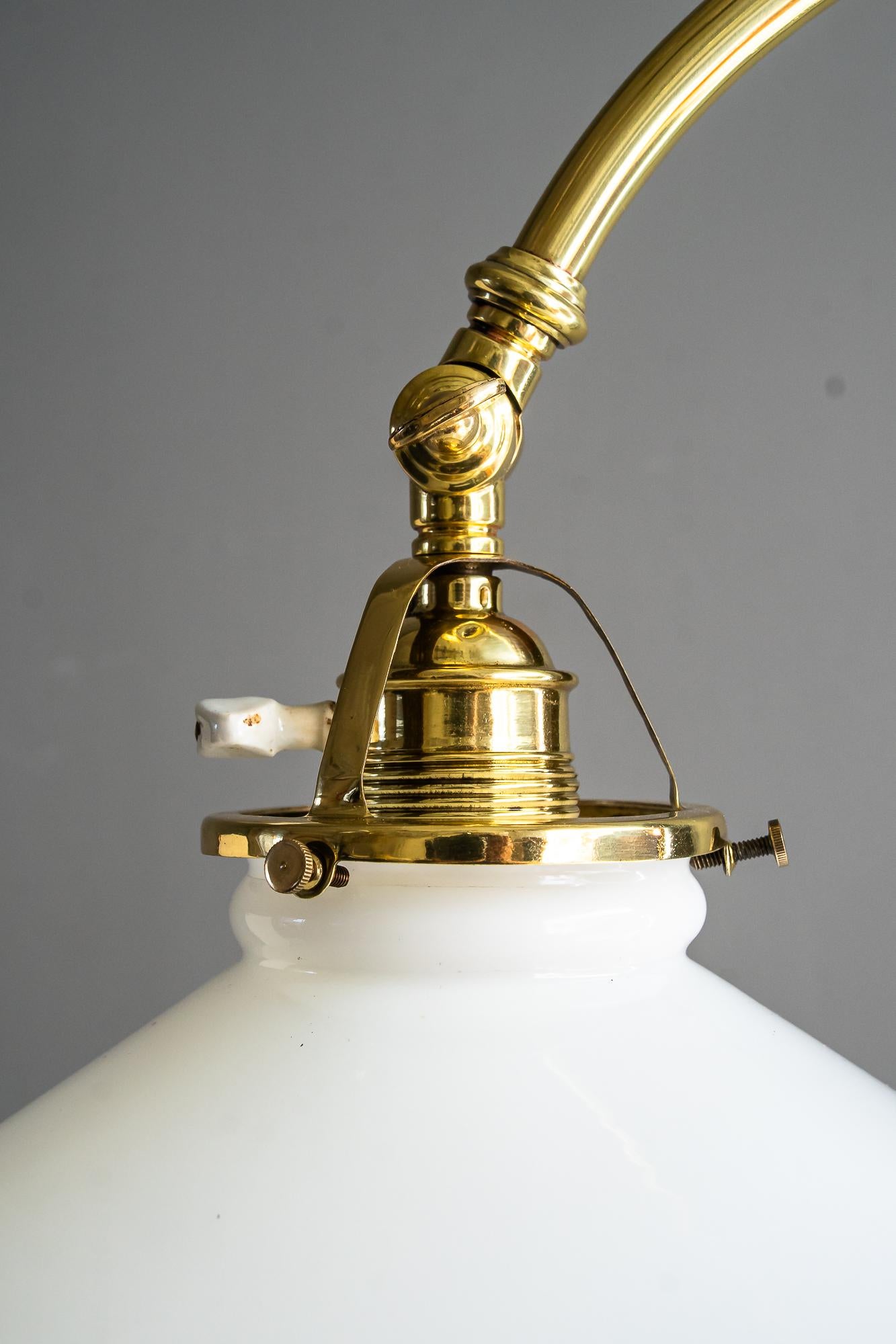 Höhenverstellbare Art Deco Stehlampe mit Opalglasschirm wien um 1920s im Angebot 2