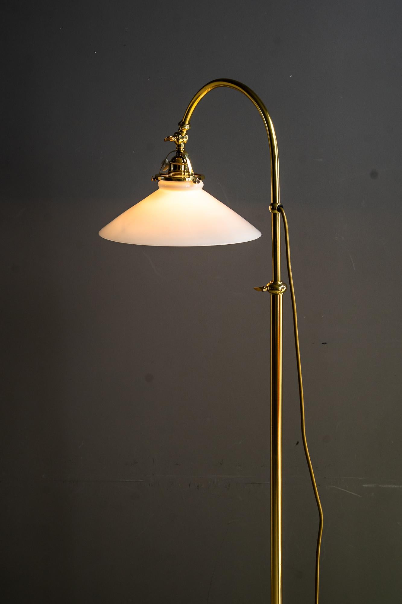 Höhenverstellbare Art Deco Stehlampe mit Opalglasschirm wien um 1920s im Angebot 3