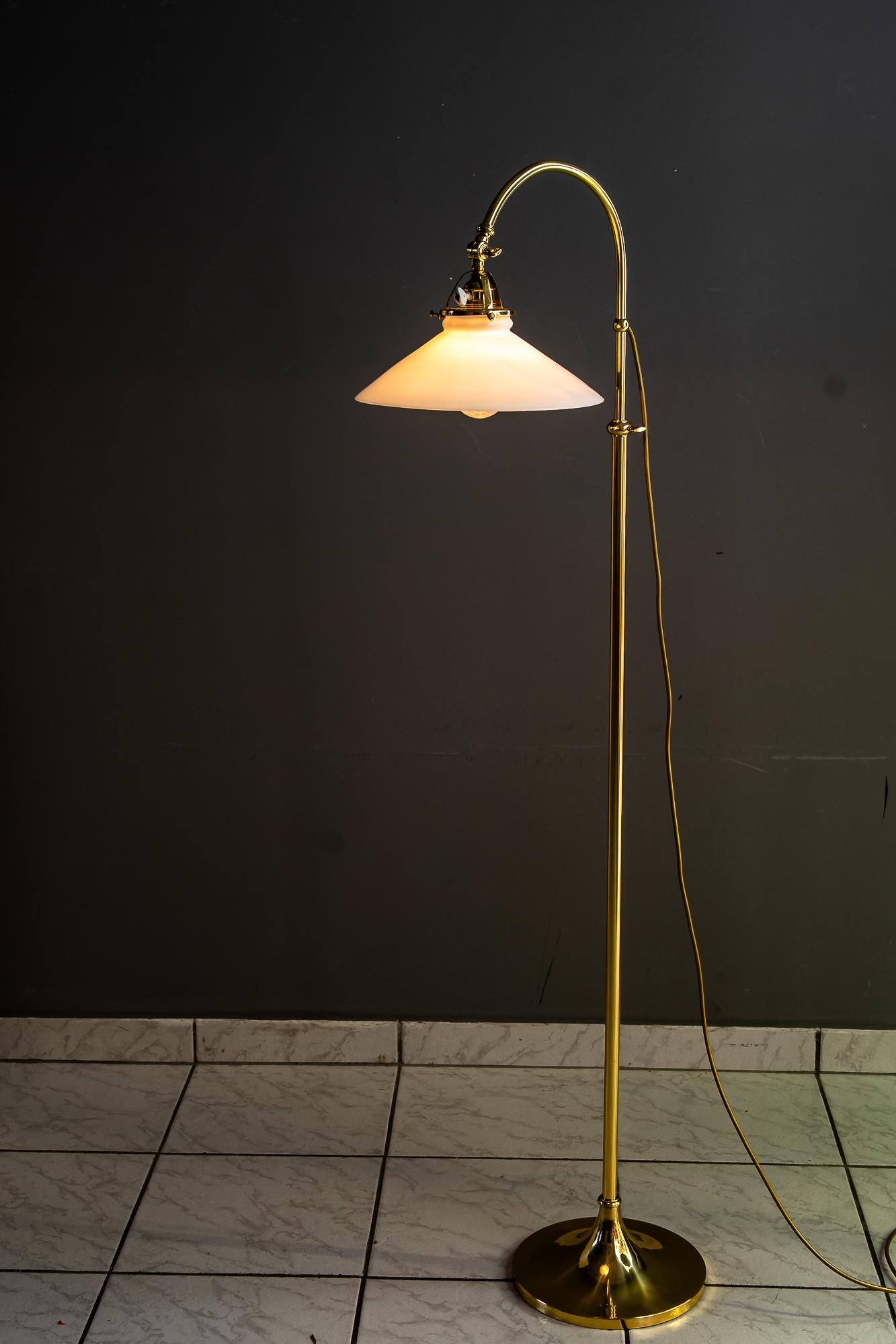 Höhenverstellbare Art Deco Stehlampe mit Opalglasschirm wien um 1920s im Angebot 4