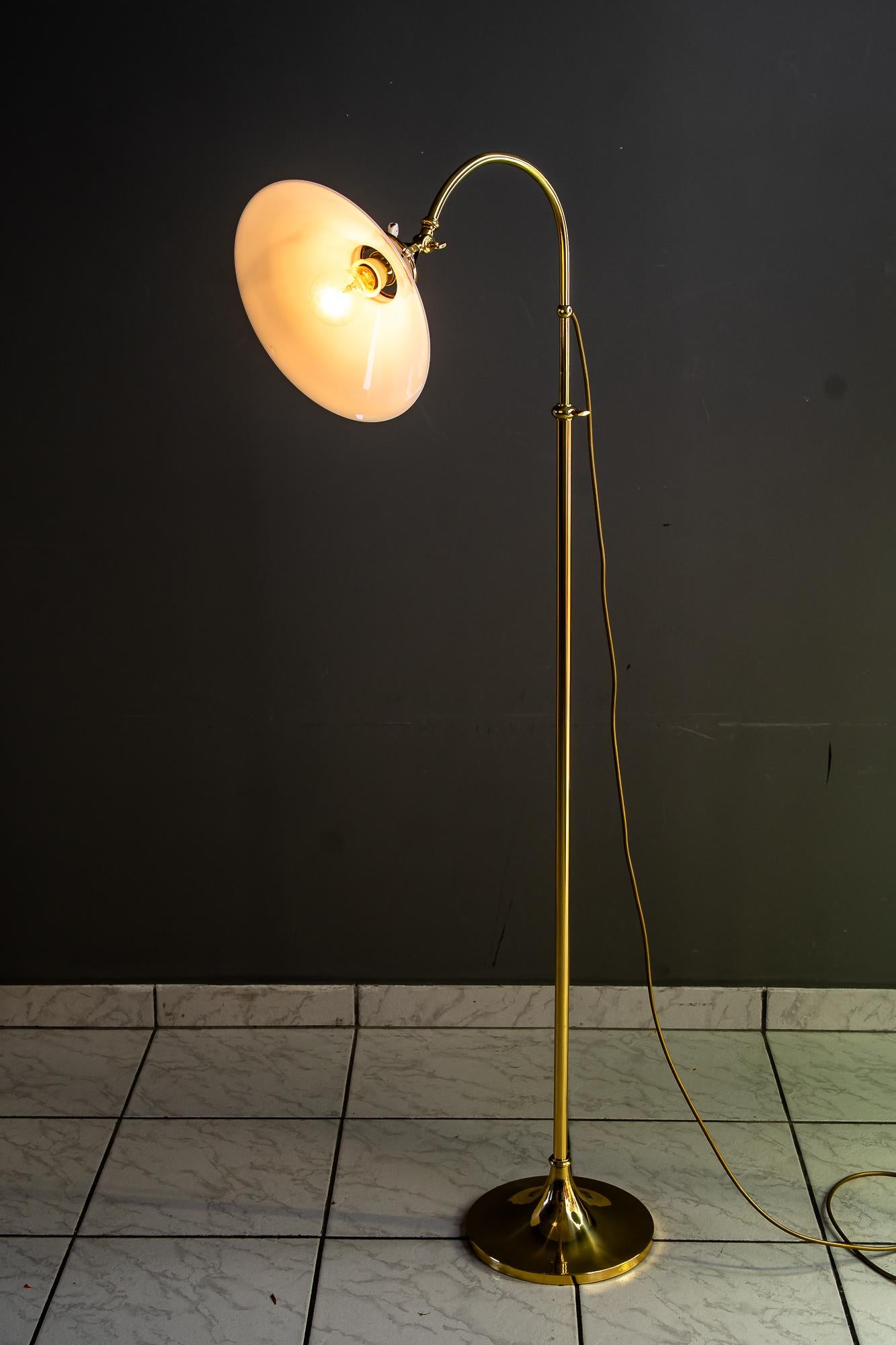 Höhenverstellbare Art Deco Stehlampe mit Opalglasschirm wien um 1920s im Angebot 5