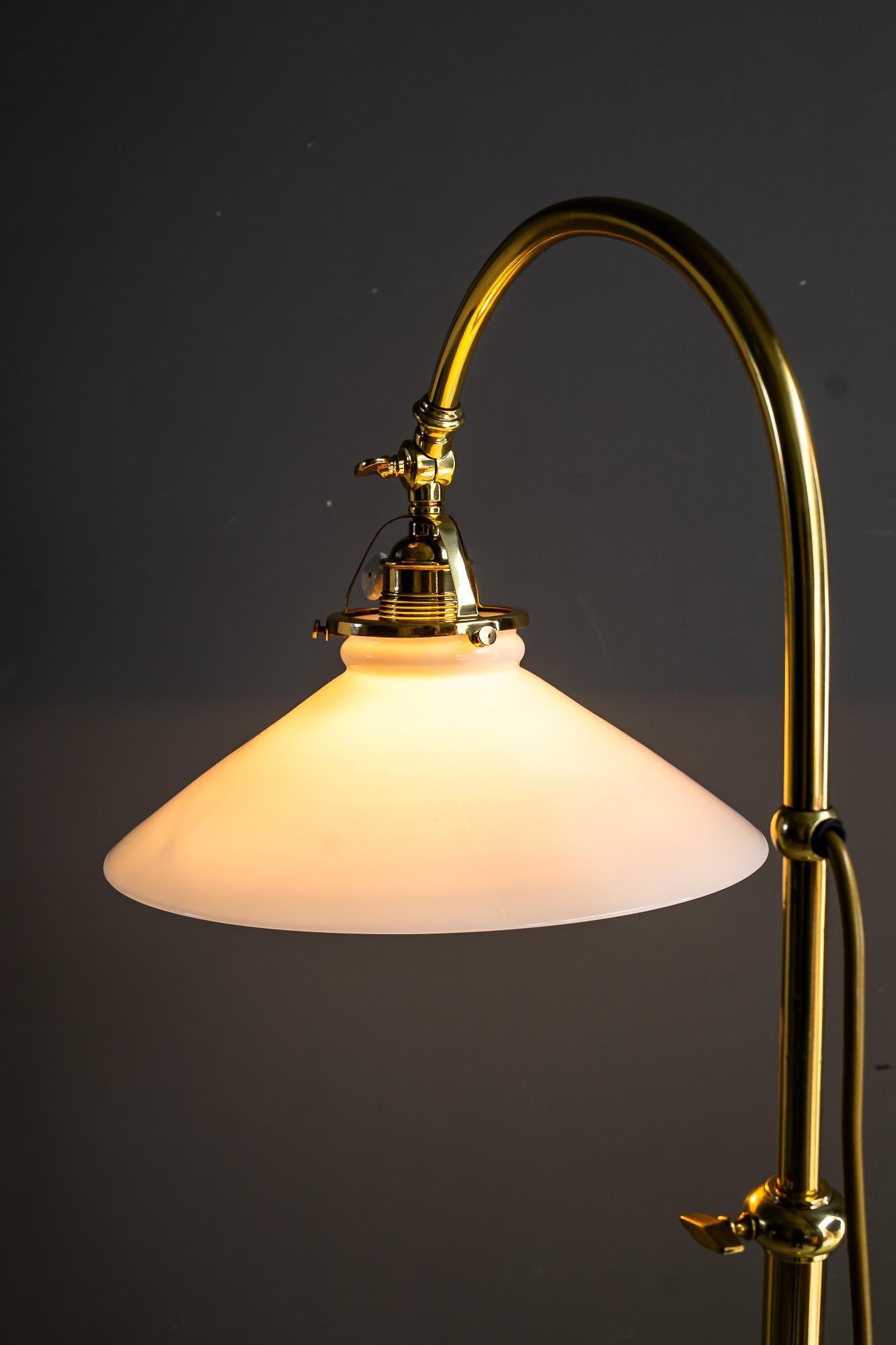 Höhenverstellbare Art Deco Stehlampe mit Opalglasschirm wien um 1920s im Angebot 6