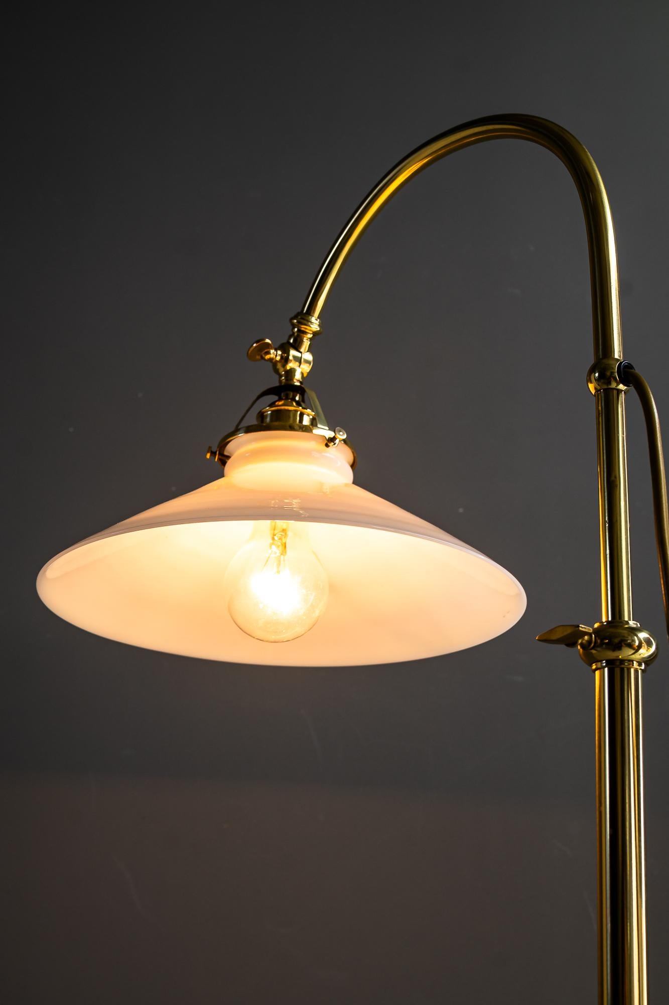 Höhenverstellbare Art Deco Stehlampe mit Opalglasschirm wien um 1920s im Angebot 7