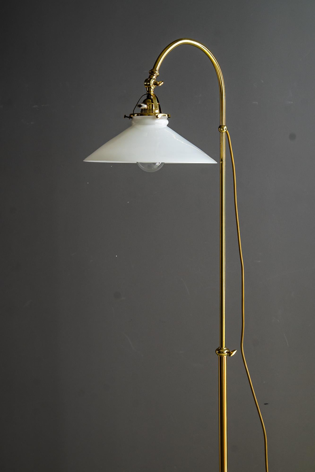 Höhenverstellbare Art Deco Stehlampe mit Opalglasschirm wien um 1920s
Sviweling Glasschirm
Messing poliert und stogve emailliert
Originaler antiker Opalglas-Schirm
Höhe einstellbar von 133cm bis zu 192cm