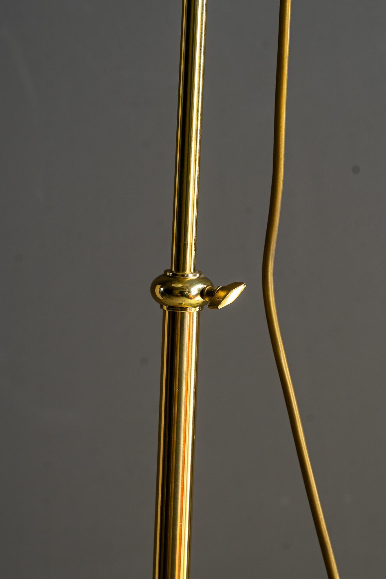 Höhenverstellbare Art Deco Stehlampe mit Opalglasschirm wien um 1920s (Österreichisch) im Angebot