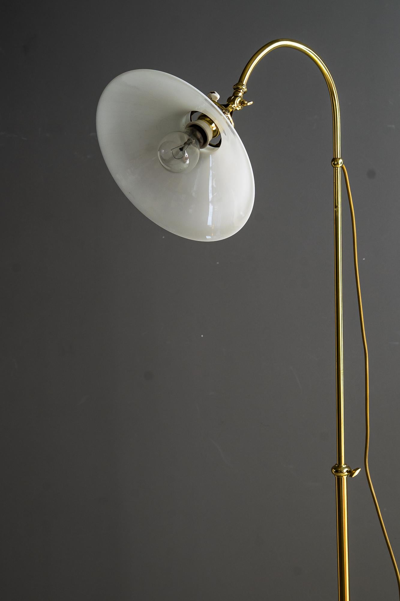 Höhenverstellbare Art Deco Stehlampe mit Opalglasschirm wien um 1920s im Zustand „Gut“ im Angebot in Wien, AT