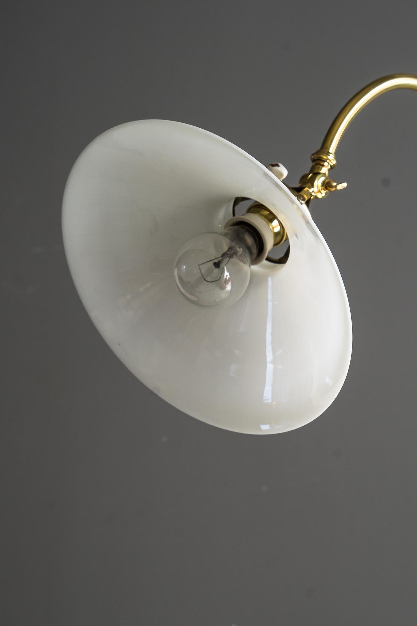 Höhenverstellbare Art Deco Stehlampe mit Opalglasschirm wien um 1920s (Frühes 20. Jahrhundert) im Angebot