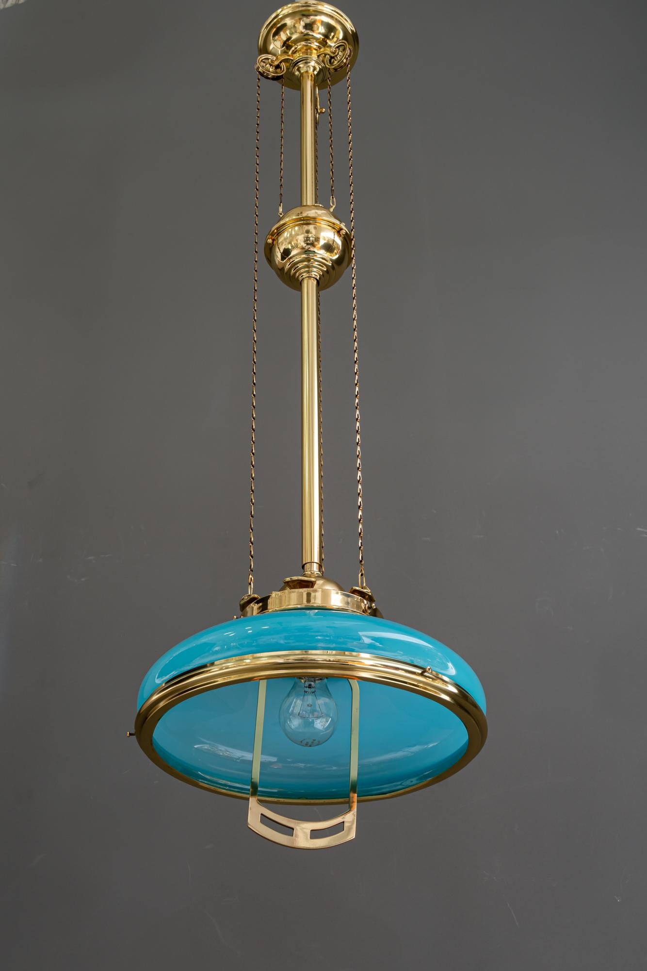 Pendente Art Déco regolabile in altezza con paralume originale in vetro opalino risalente agli anni '20 circa in vendita 3