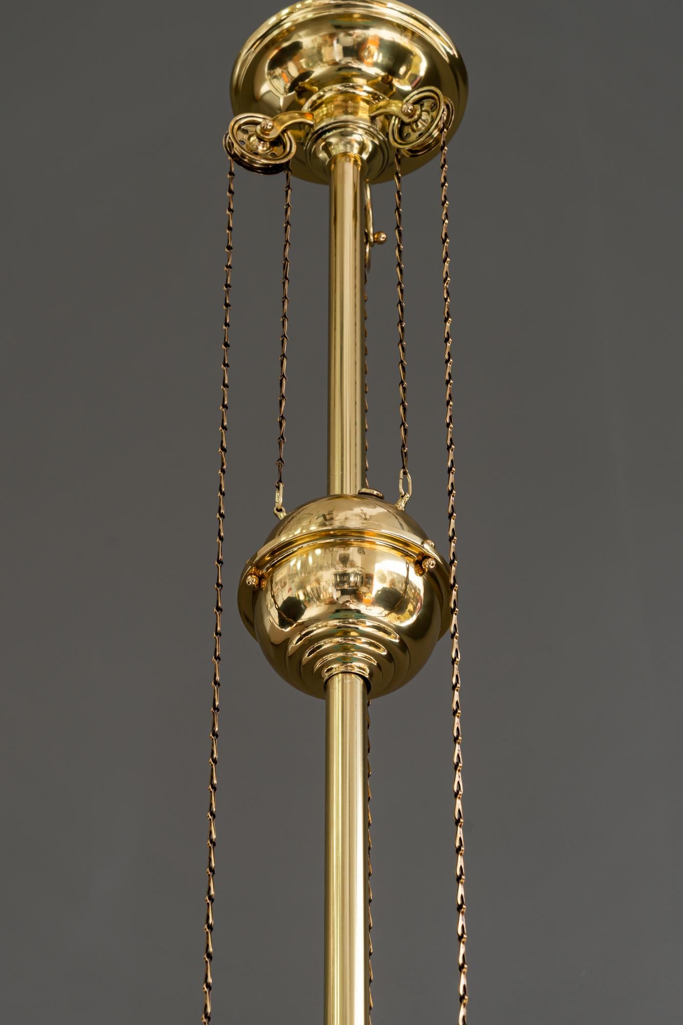 Pendente Art Déco regolabile in altezza con paralume originale in vetro opalino risalente agli anni '20 circa in vendita 4