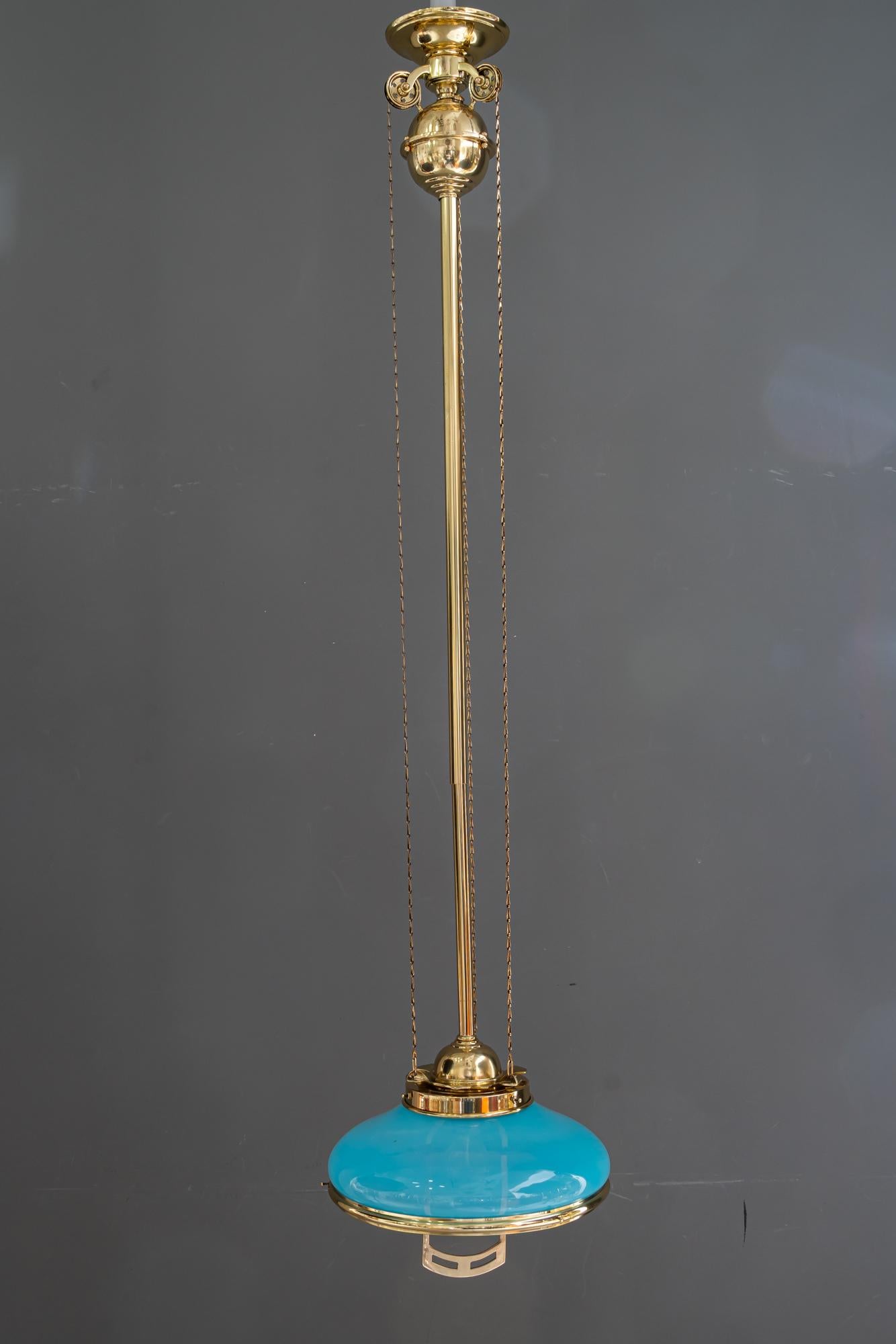 Pendente Art Déco regolabile in altezza con paralume originale in vetro opalino risalente agli anni '20 circa in vendita 5