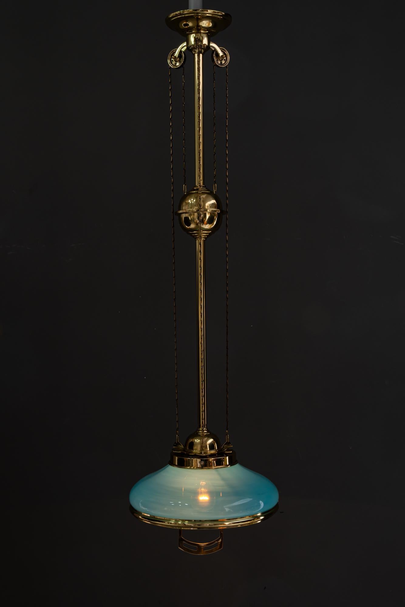 Pendente Art Déco regolabile in altezza con paralume originale in vetro opalino risalente agli anni '20 circa in vendita 7