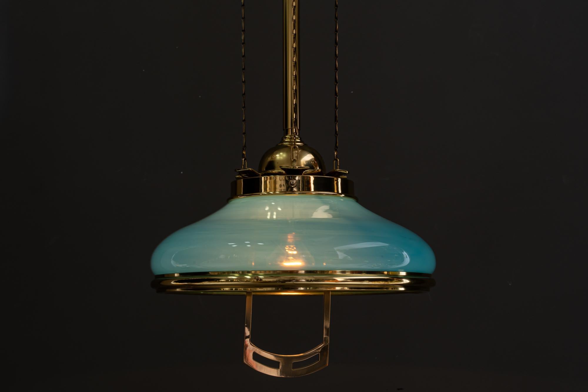 Pendente Art Déco regolabile in altezza con paralume originale in vetro opalino risalente agli anni '20 circa in vendita 8