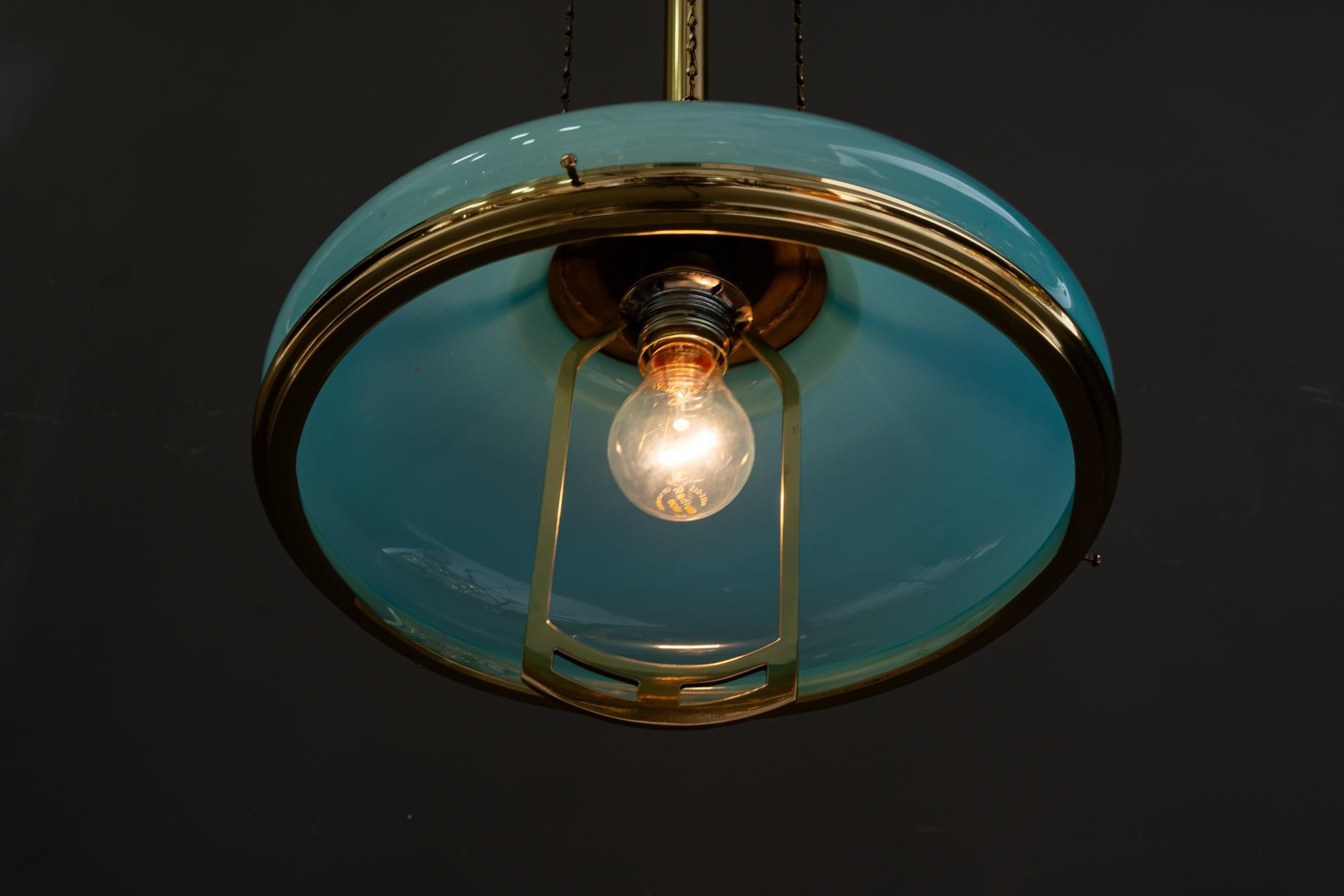 Pendente Art Déco regolabile in altezza con paralume originale in vetro opalino risalente agli anni '20 circa in vendita 9