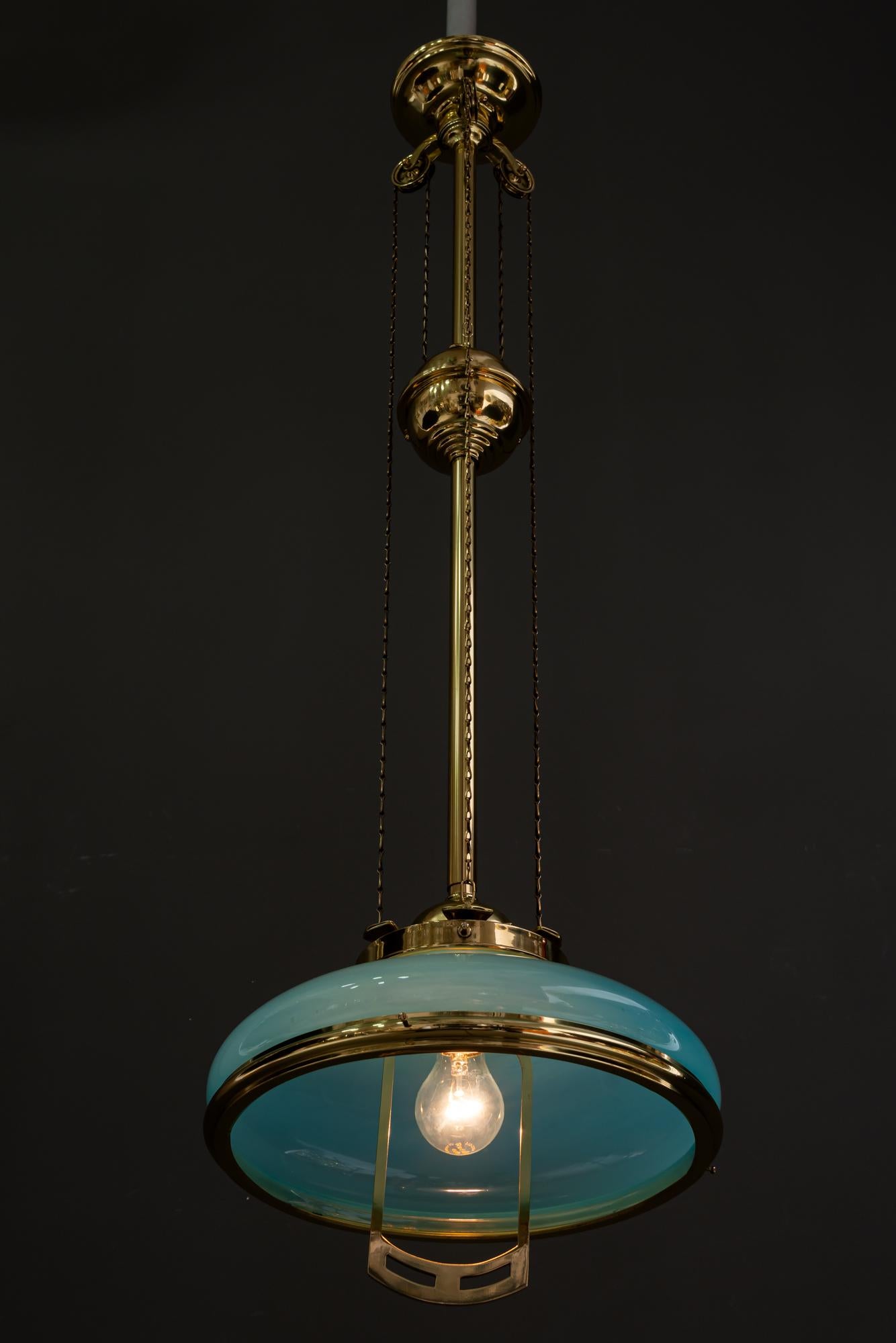 Pendente Art Déco regolabile in altezza con paralume originale in vetro opalino risalente agli anni '20 circa in vendita 10