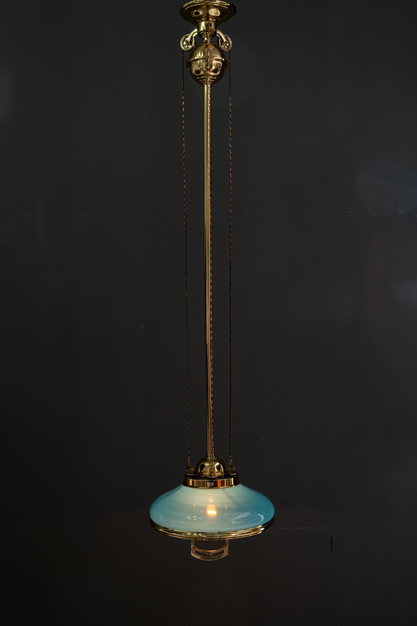 Pendente Art Déco regolabile in altezza con paralume originale in vetro opalino risalente agli anni '20 circa in vendita 11