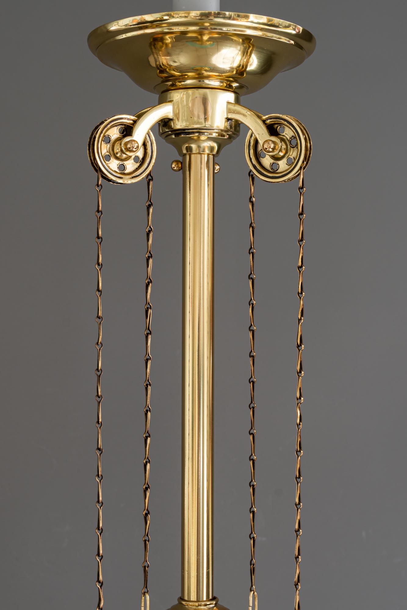 Pendente Art Déco regolabile in altezza con paralume originale in vetro opalino risalente agli anni '20 circa
L'altezza è regolabile da 123 cm a 152 cm.
Ottone lucidato e smaltato a fuoco