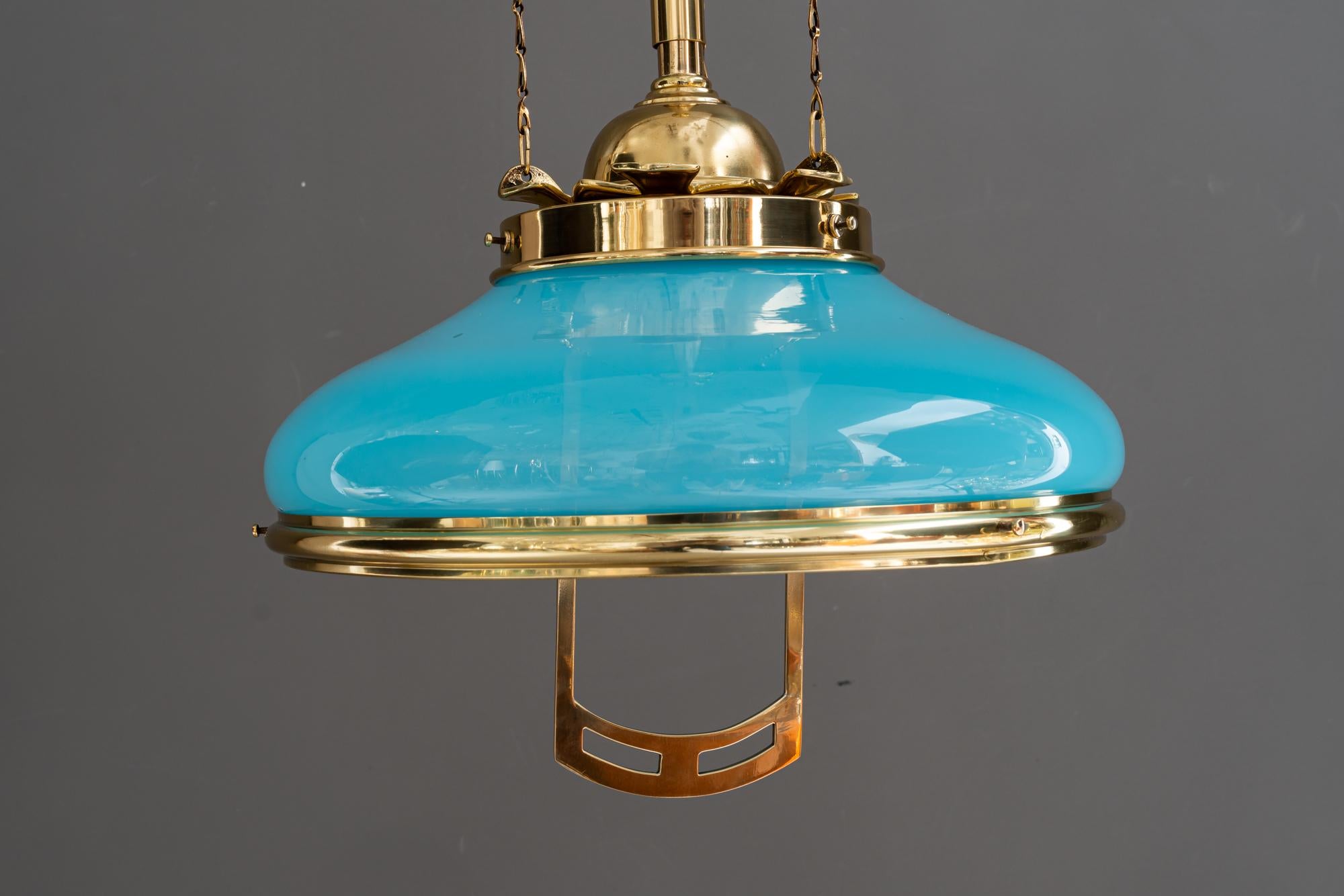 Austriaco Pendente Art Déco regolabile in altezza con paralume originale in vetro opalino risalente agli anni '20 circa in vendita