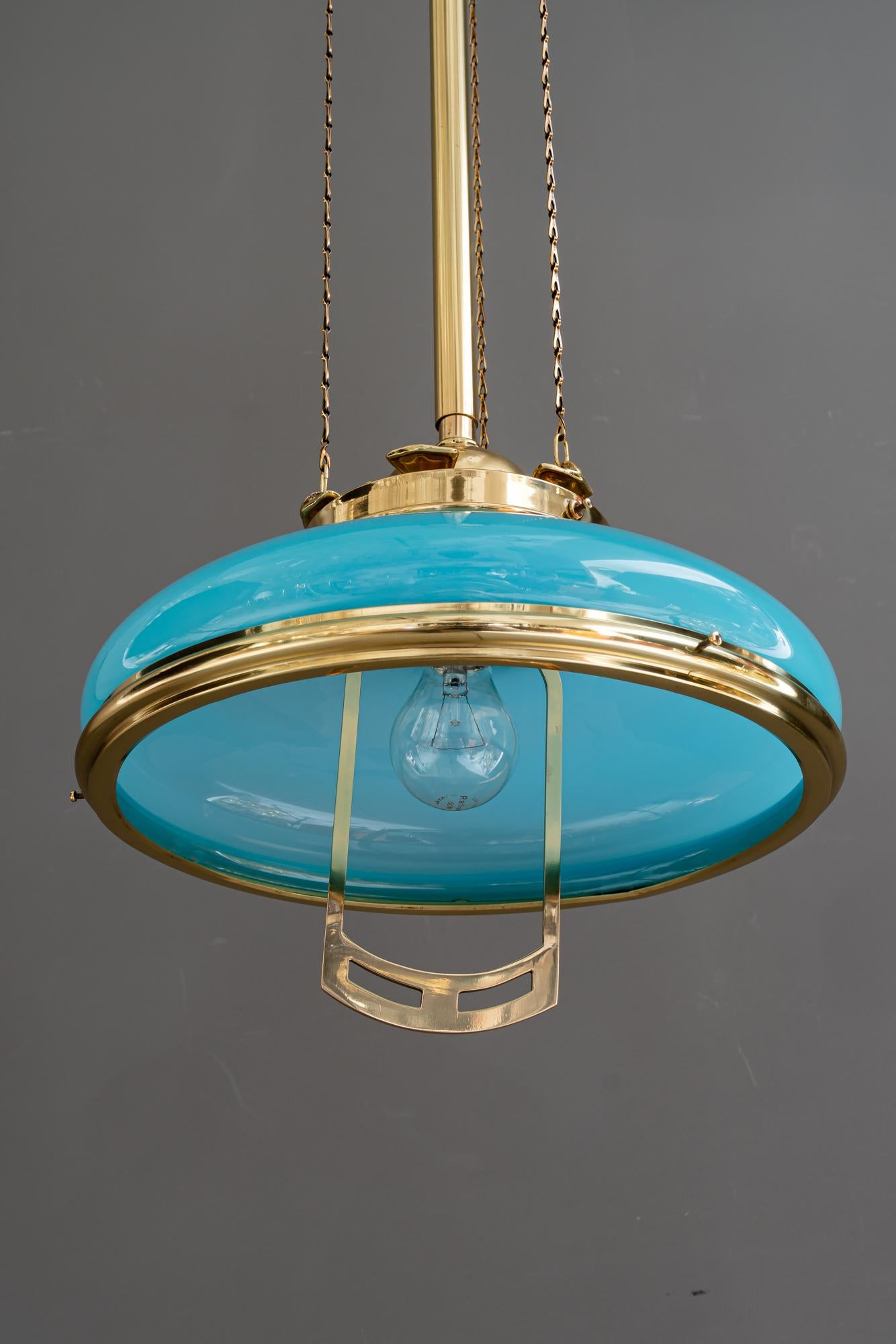 Laccato Pendente Art Déco regolabile in altezza con paralume originale in vetro opalino risalente agli anni '20 circa in vendita