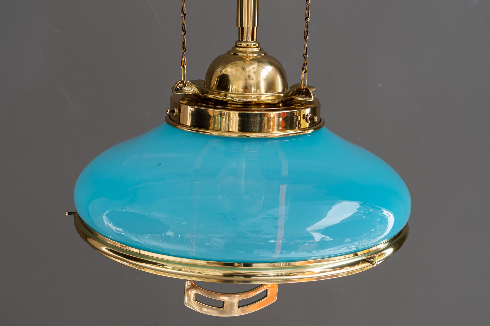 Pendente Art Déco regolabile in altezza con paralume originale in vetro opalino risalente agli anni '20 circa In condizioni buone in vendita a Wien, AT