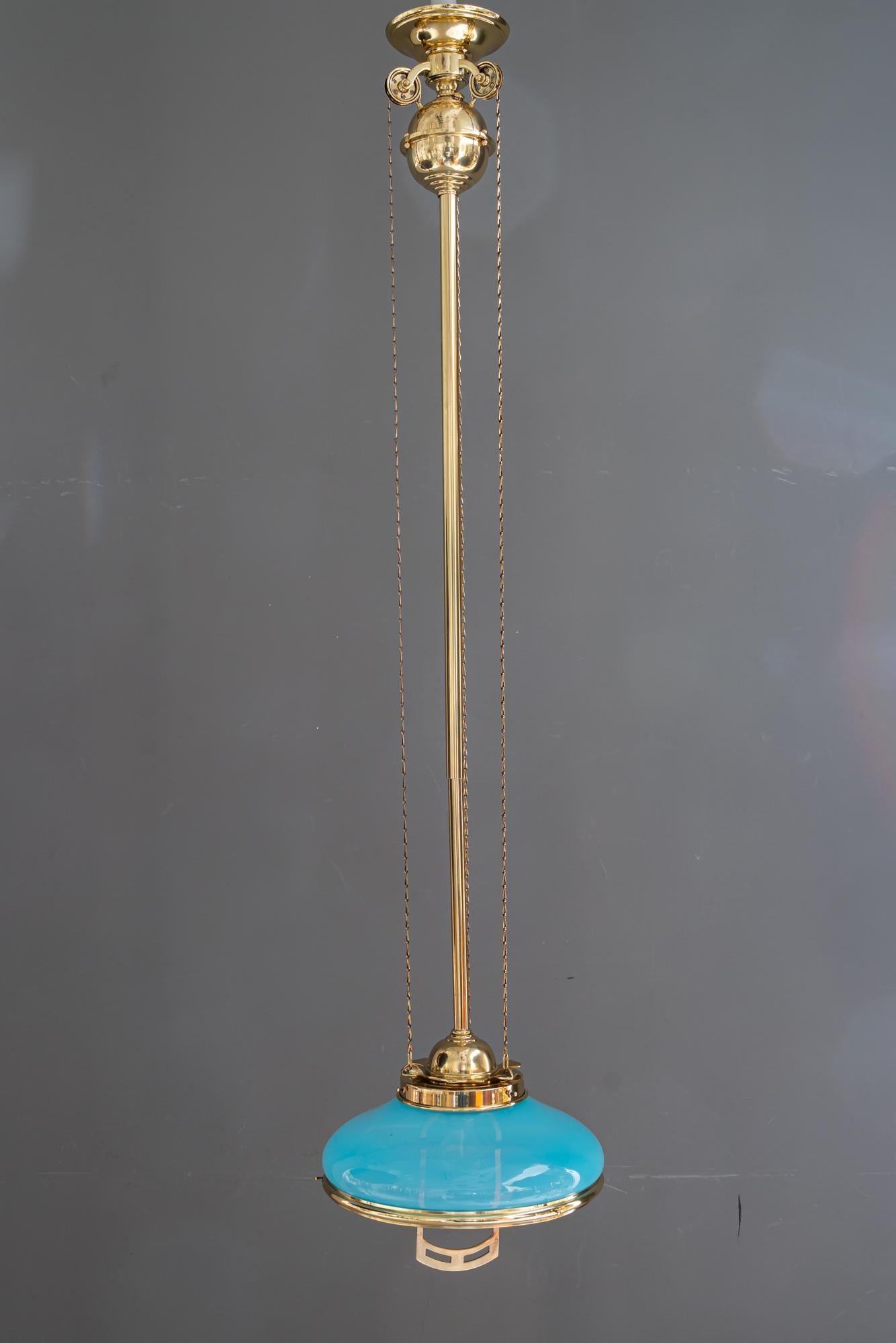 Inizio XX secolo Pendente Art Déco regolabile in altezza con paralume originale in vetro opalino risalente agli anni '20 circa in vendita