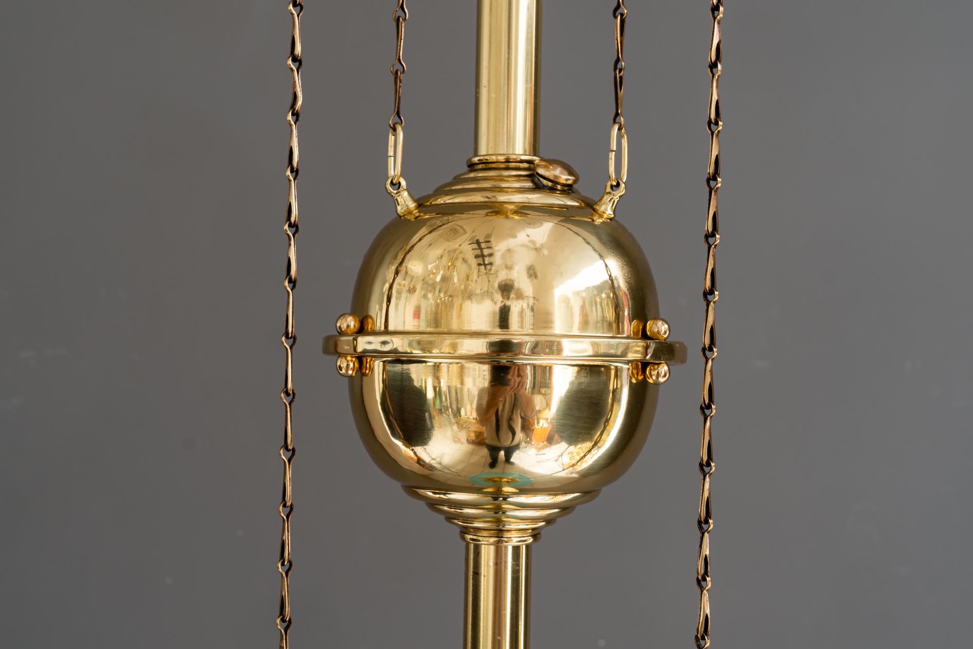 Ottone Pendente Art Déco regolabile in altezza con paralume originale in vetro opalino risalente agli anni '20 circa in vendita